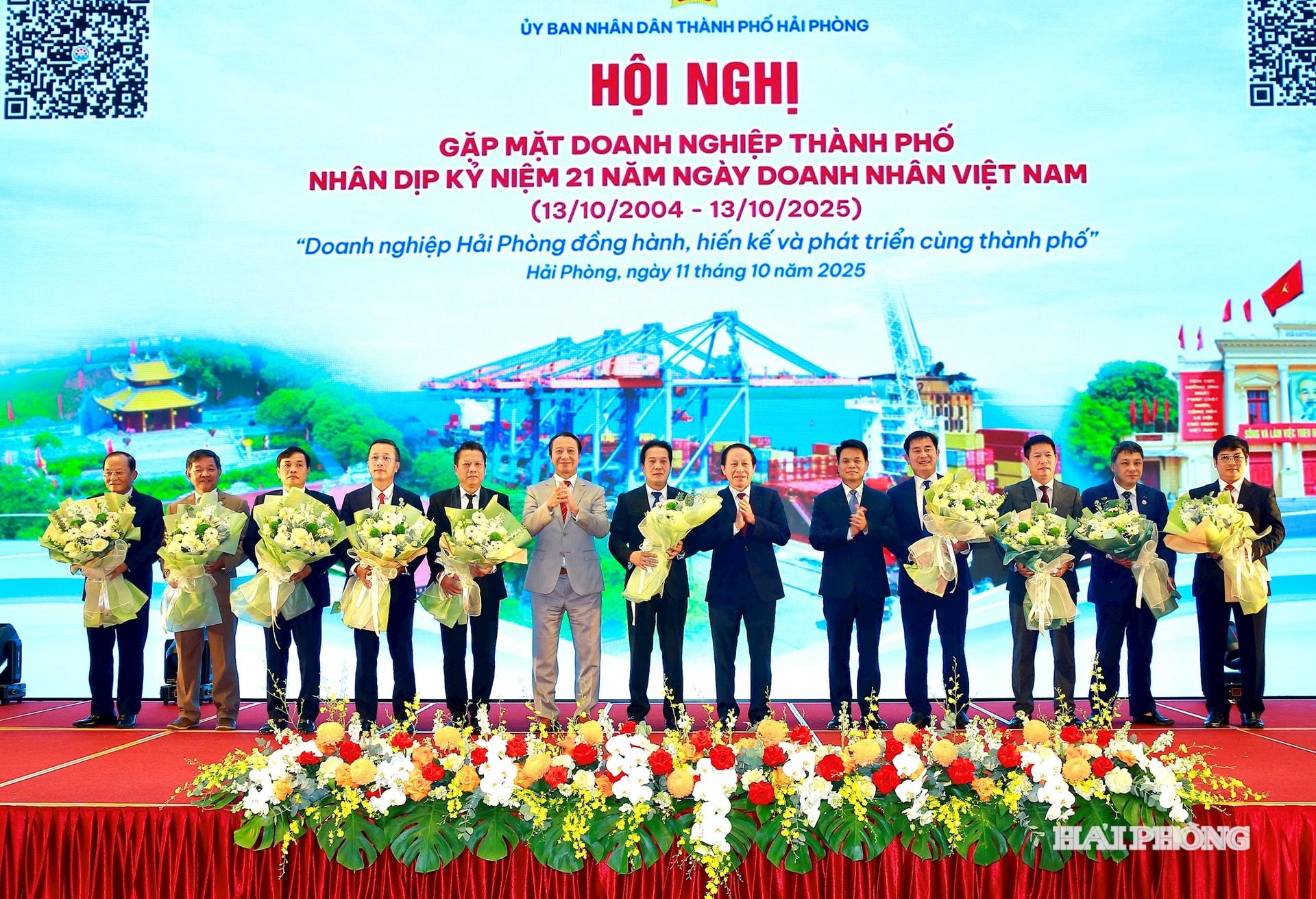 Đồng chí Lê Tiến Châu, Uỷ viên Trung ương Đảng, Bí thư Thành uỷ, Trưởng đoàn đại biểu Quốc hội Hải Phòng cùng các đồng chí lãnh đạo thành phố và Trung ương tặng hoa chúc mừng Hiệp hội doanh nghiệp thành phố Hải Phòng (sau hợp nhất)