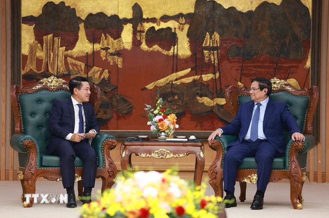 Thủ tướng Phạm Minh Chính tiếp ông Saleumxay Kommasith, Phó Thủ tướng, Trưởng Ban Cải cách Doanh nghiệp Lào. (Ảnh: Dương Giang/TTXVN) ttxvn-thu-tuong-pho-thu-tuong-lao-2.jpg