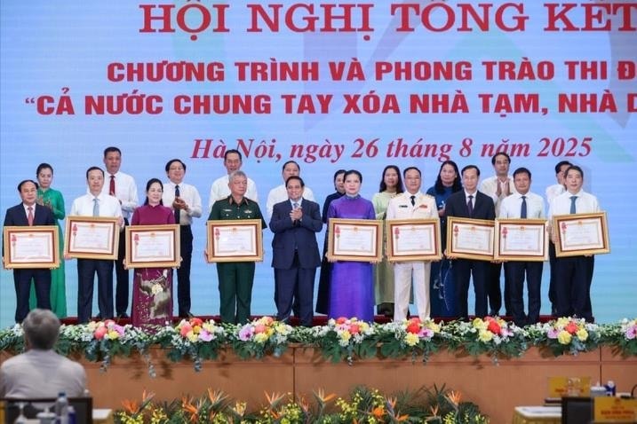 Các tập thể được biểu dương, khen thưởng. Ảnh: BAOCHINHPHU.VN