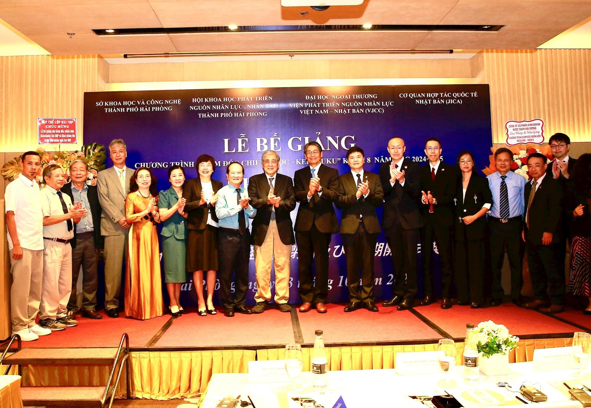 Đồng chí Hoàng Minh Cường, Phó chủ tịch.UBND thành phố cùng các đại biểu dự lớp khai giảng lớp đào tạo giám đốc giỏi thành phố khoá 9