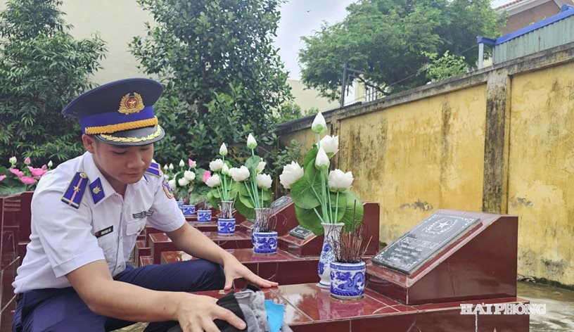 Cán bộ, chiến sĩ Hải đoàn 11 dâng hương, dọn dẹp tại Nghĩa trang liệt sĩ phường Đông Hải