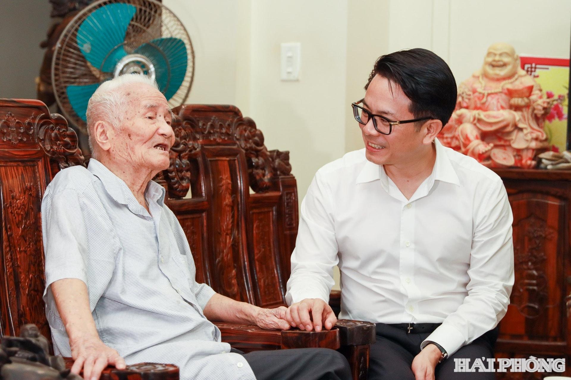 Đồng chí Lê Trí Vũ, Uỷ viên Ban Thường vụ Thành uỷ, Trưởng Ban Tổ chức thành uỷ ân cần hỏi đồng chí Đặng Nam, lão thành cách mạng phường Gia Viênthăm