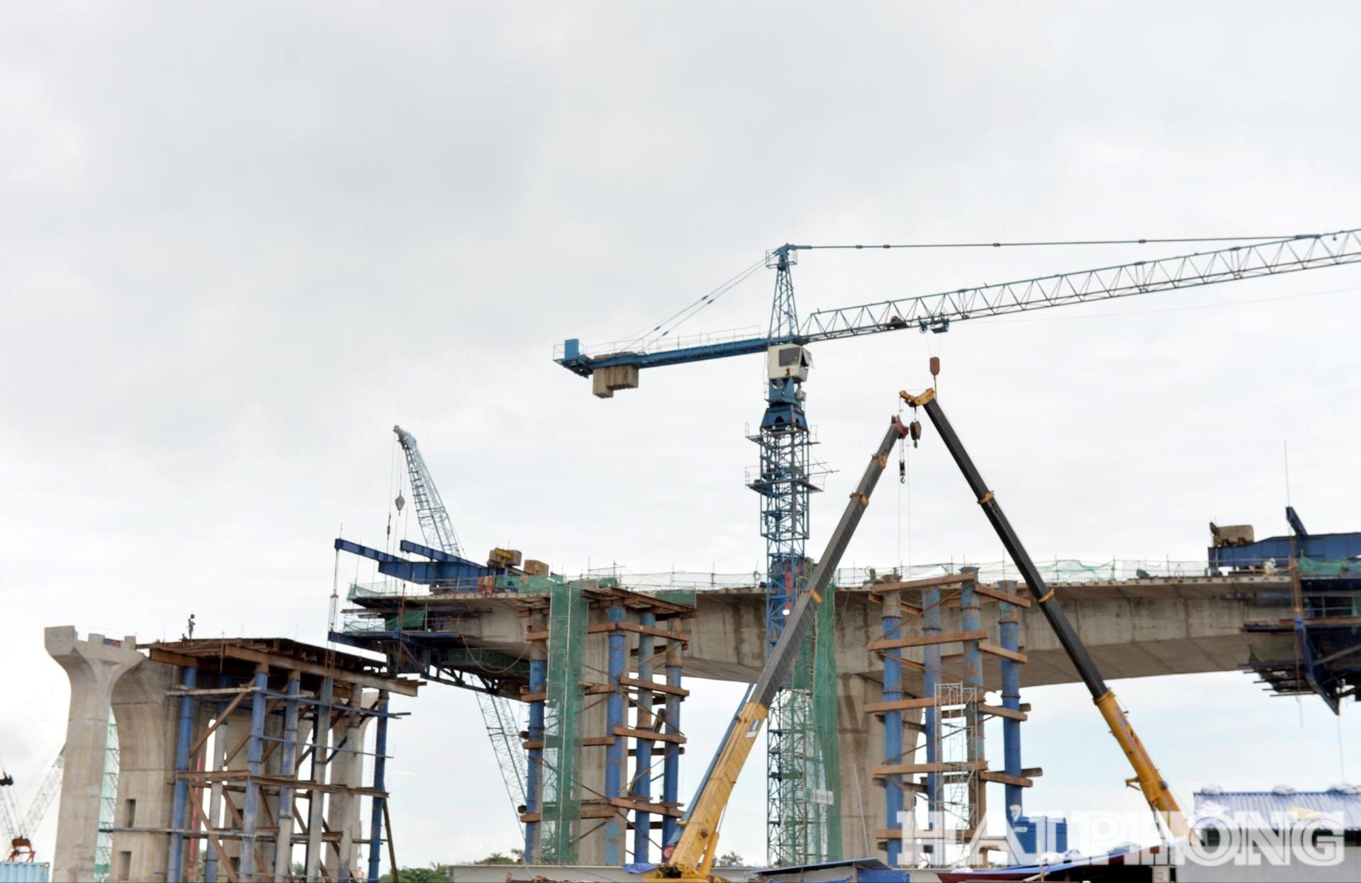 Công trường dự án xây dựng Cầu Nguyễn Trãi trên địa bàn phường Ngô Quyền.