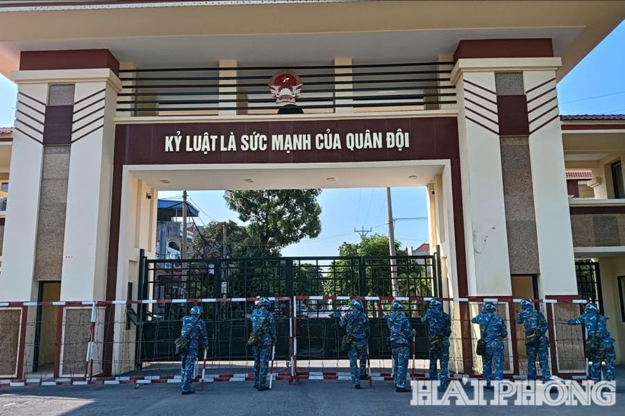 Sáng 11-8, dưới sự chỉ huy của đại tá Phạm Văn Thiết, Phó sư đoàn trưởng, cán bộ, chiến sĩ Sư đoàn 363 (Quân chủng Phòng không - Không quân) bước vào luyện tập với tình huống giả định: một đám đông tụ tập gây rối trước cổng đơn vị, đồng thời kẻ xấu tìm cách đột nhập. Ngay khi mệnh lệnh phát ra, lực lượng cơ động nhanh chóng triển khai đội hình, chiếm lĩnh vị trí chiến đấu.