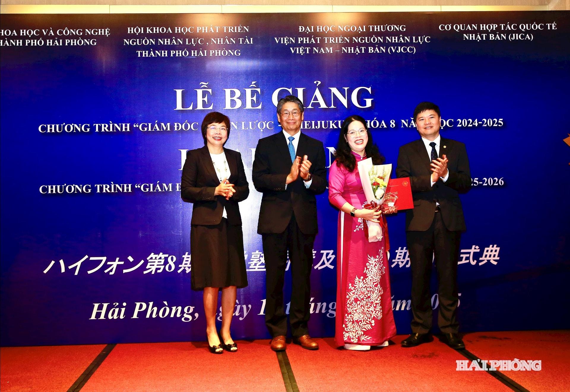 Đồng chí Hoàng Minh Cường, Phó chủ tịch.UBND thành phố cùng các đại biểu trao bằng tốt nghiệp cho các học viên lớp đào tạo giám đốc giỏi thành phố khoá 8