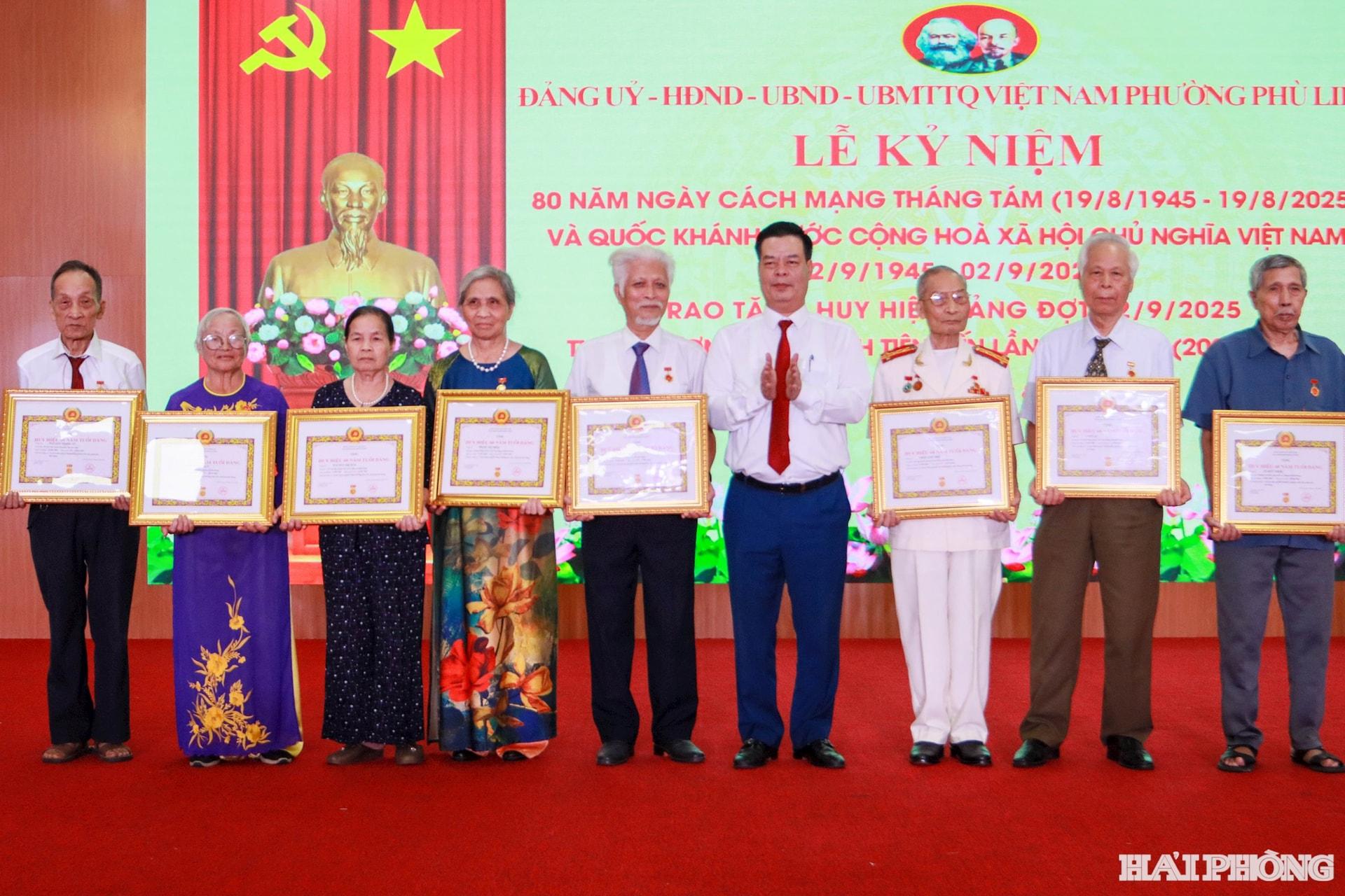 Đồng chí Phạm Văn Thép, Ủy viên Ban Thường vụ Thành ủy, Giám đốc Sở Khoa học và Công nghệ trao huy hiệu 60 năm tuổi đảng