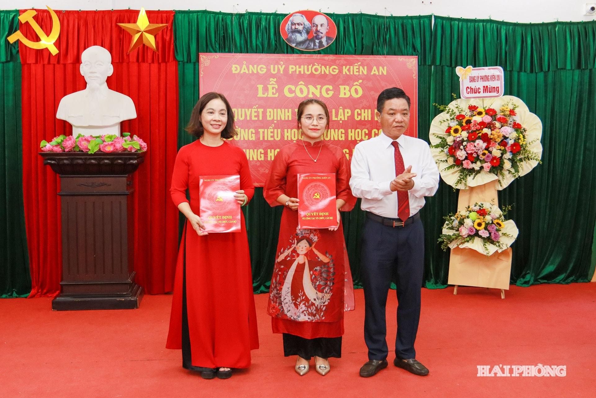 Lãnh đạo Đảng uỷ phường Kiến An trao quyết định thành lập chi bộ Trường TH, THCS,THPT Edison