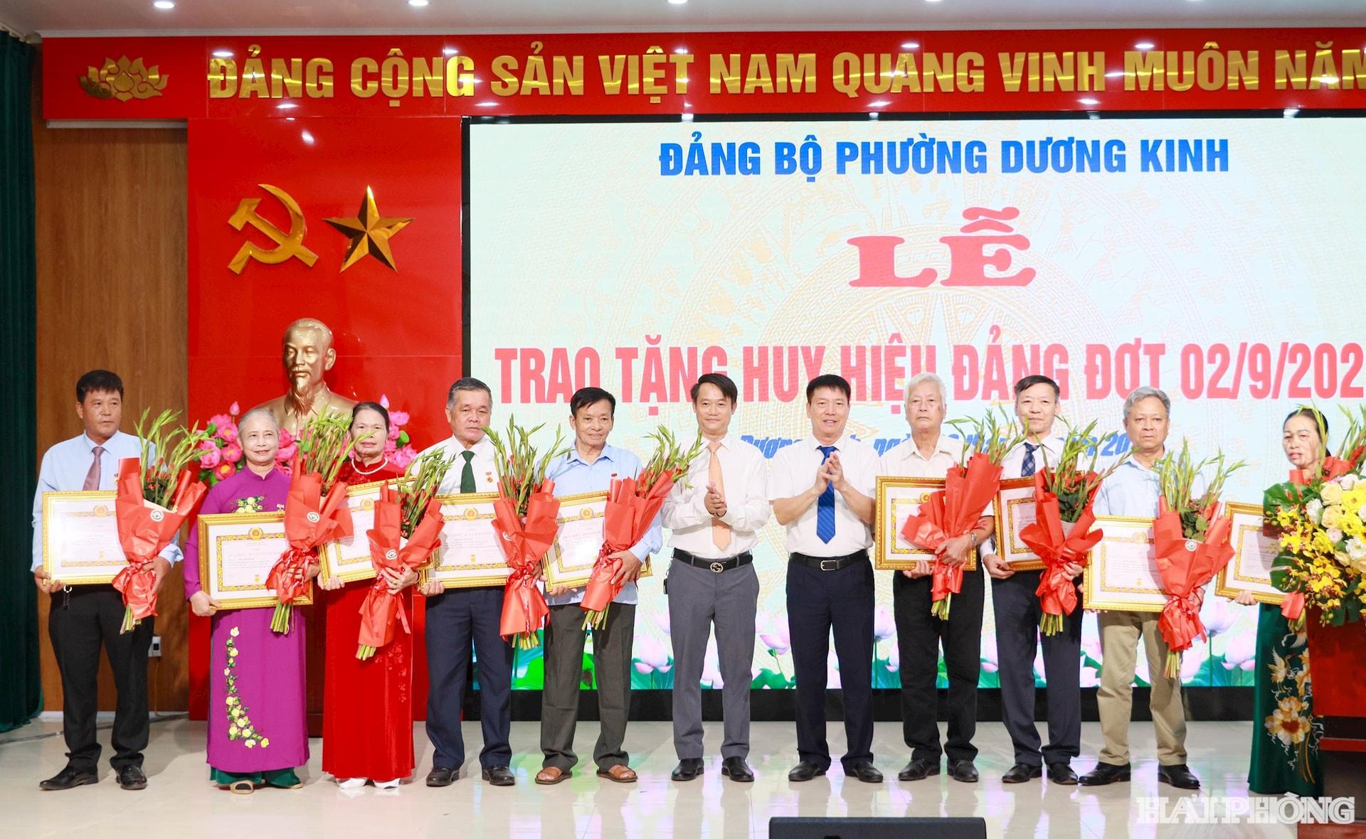 Các đồng chí lãnh đạo Đảng ủy phường trao huy hiệu đảng tặng các đảng viên