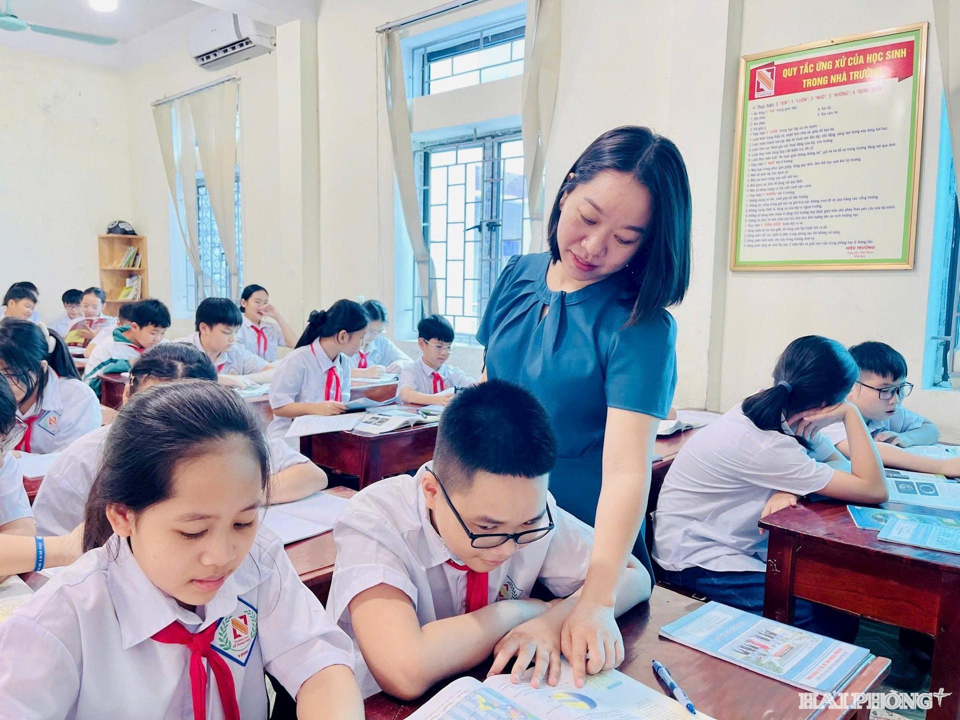 Cô San luôn đồng hành, gần gũi với học sinh