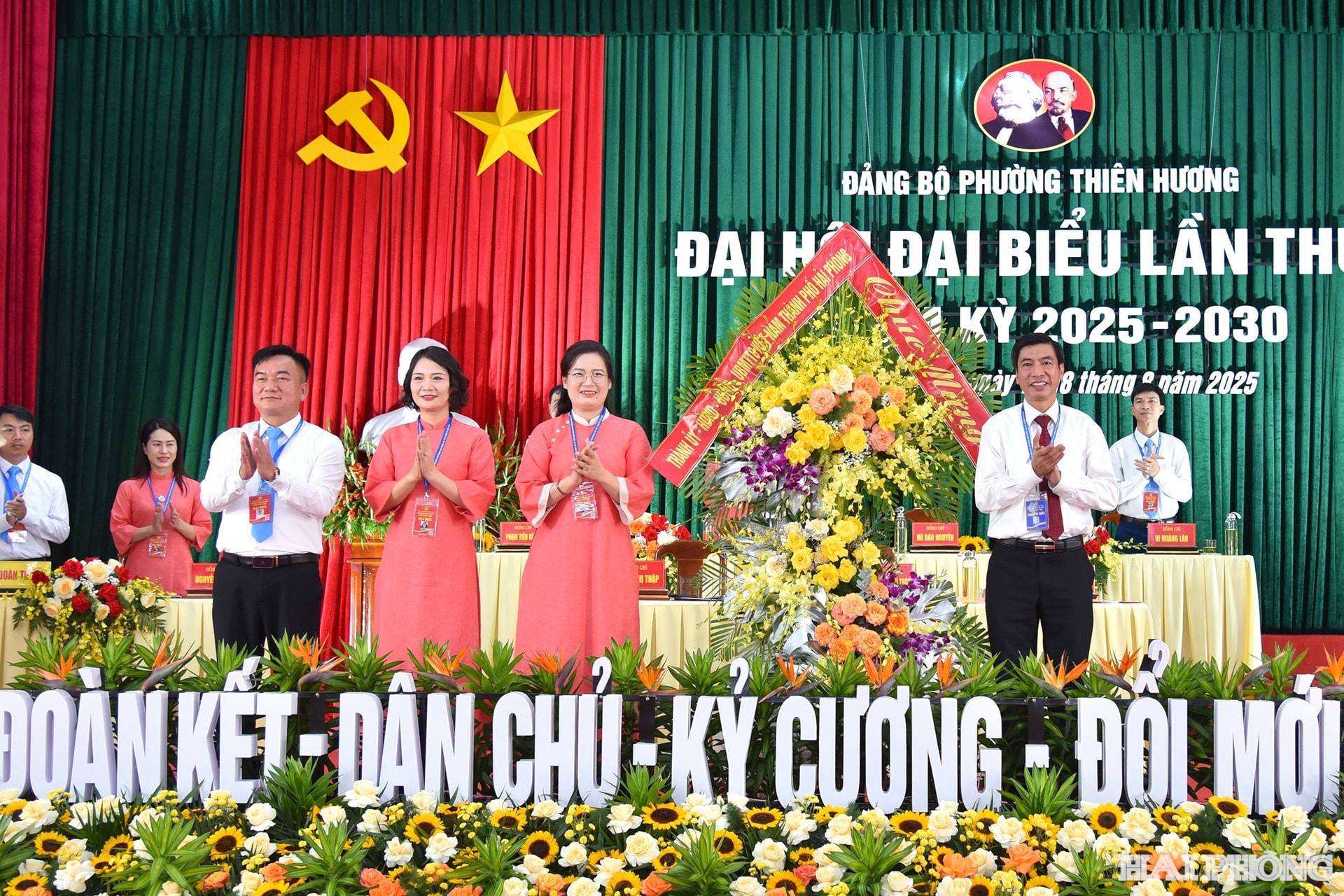 Đồng chí Nguyễn Văn Phú, Uỷ viên Ban Thường vụ Thành uỷ, Hiệu trưởng Trường Chính trị Tô Hiệu tặng hoa chúc mừng đại hội.