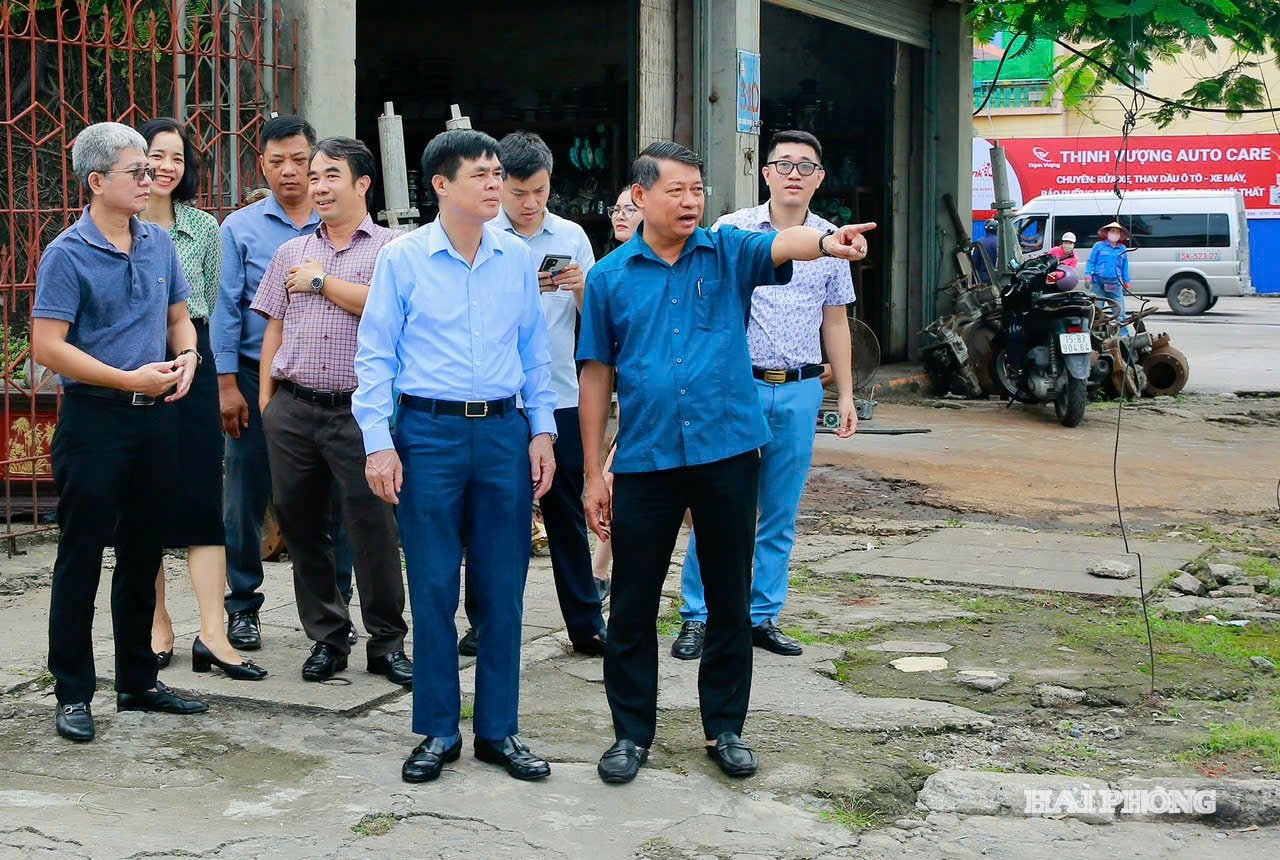 Đoàn giám sát thực tế khu vực 321 đường Hùng Vương thường xuyên ngập lụt sâu khi thời tiết mưa