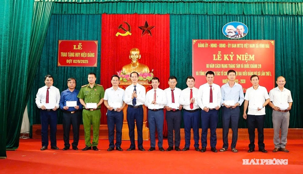 Lãnh đạo xã Vĩnh Hải trao giấy khen thưởng các tập thể có thành tích trong công tác tổ chức đại hội đại biểu Đảng bộ xã nhiệm kỳ 2025-2030.