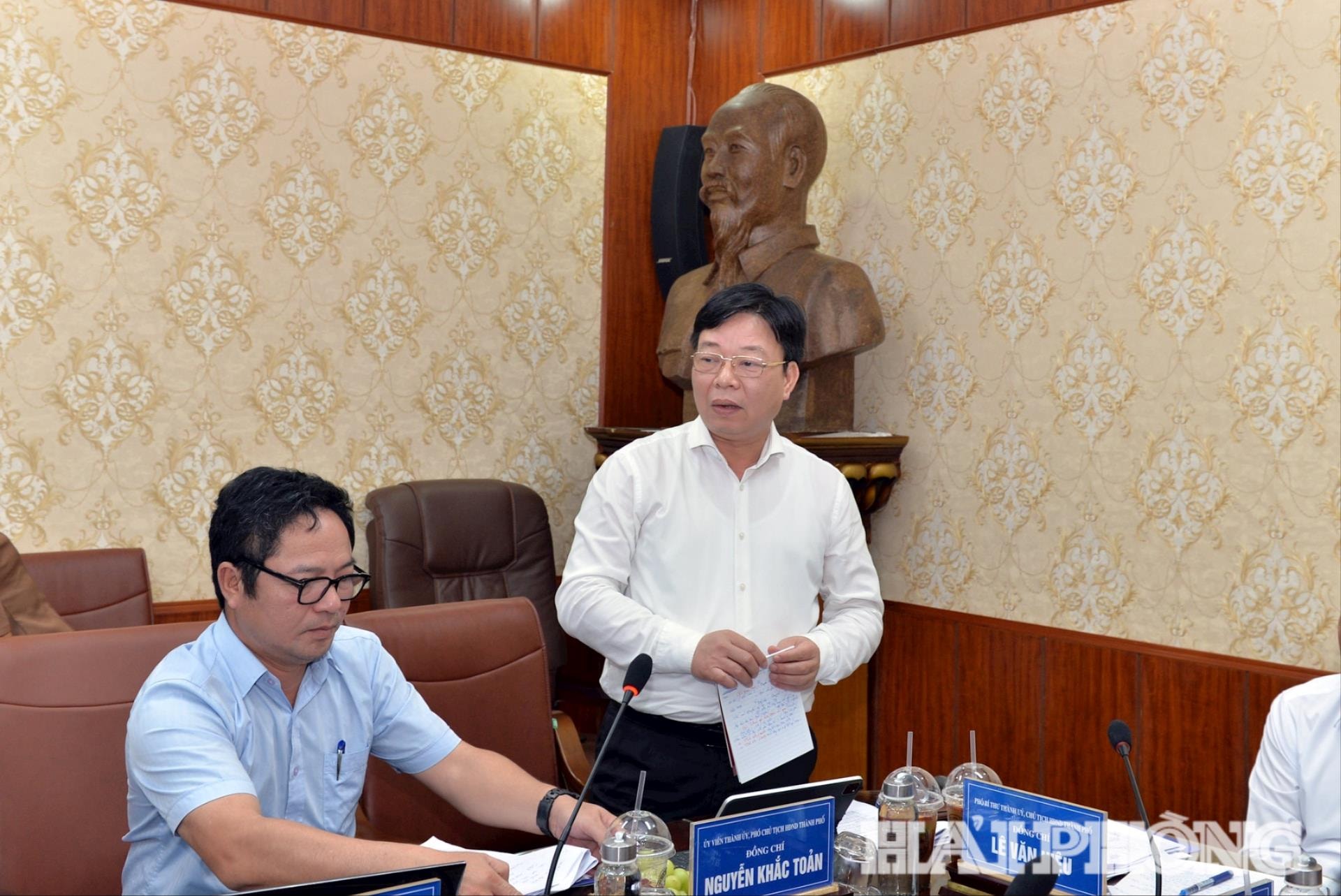 Đồng chí Nguyễn Khắc Toản, Phó chủ tịch Hội đồng nhân thành phố phát biểu ý kiến tại cuộc làm việc.