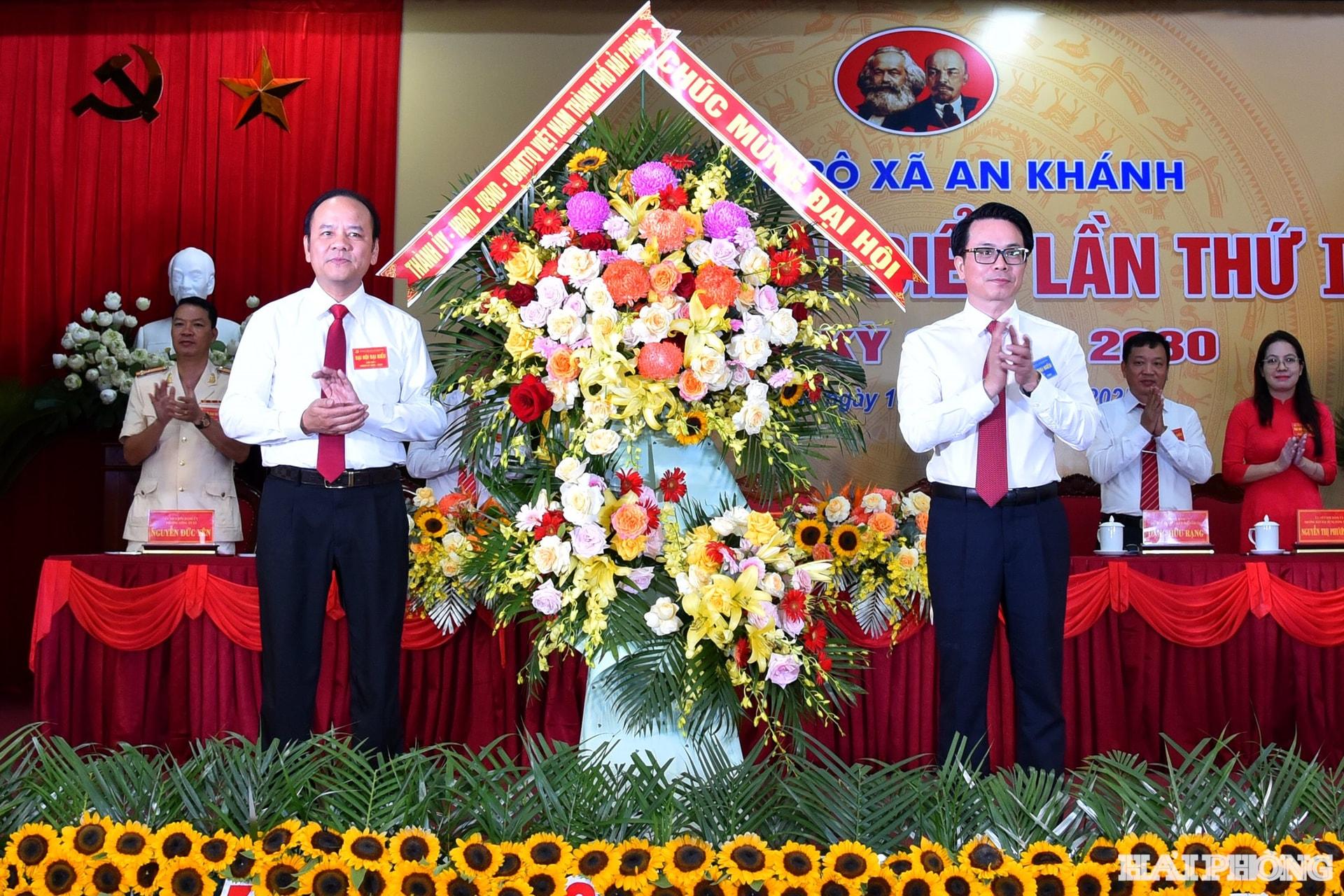 Đồng chí Lê Trí Vũ, Uỷ viên Ban Thường vụ Thành uỷ, Trưởng Ban Tổ chức Thành uỷ tặng hoa chúc mừng đại hội.