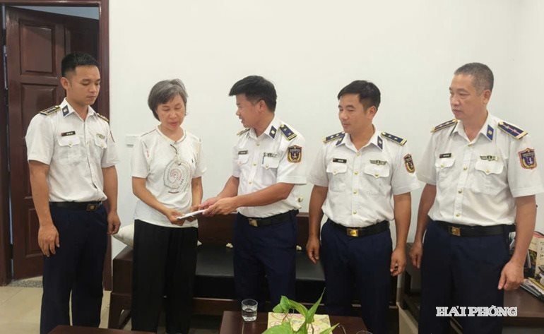 Hải đoàn 11 thăm hỏi, tặng quà gia đình liệt sĩ Đoàn Đức Thắng