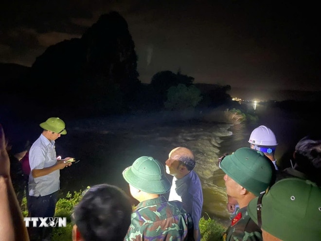 Thanh Hóa khẩn trương xử lý sự cố vỡ đoạn kênh T2 - thuộc hệ thống tiêu thoát lũ sông Mã, ở xã Tống Sơn, ngay trong đêm. (Ảnh: TTXVN phát) ttxvn-kenh-tieu-thoat-lu-ngay-trong-dem-8237118.jpg