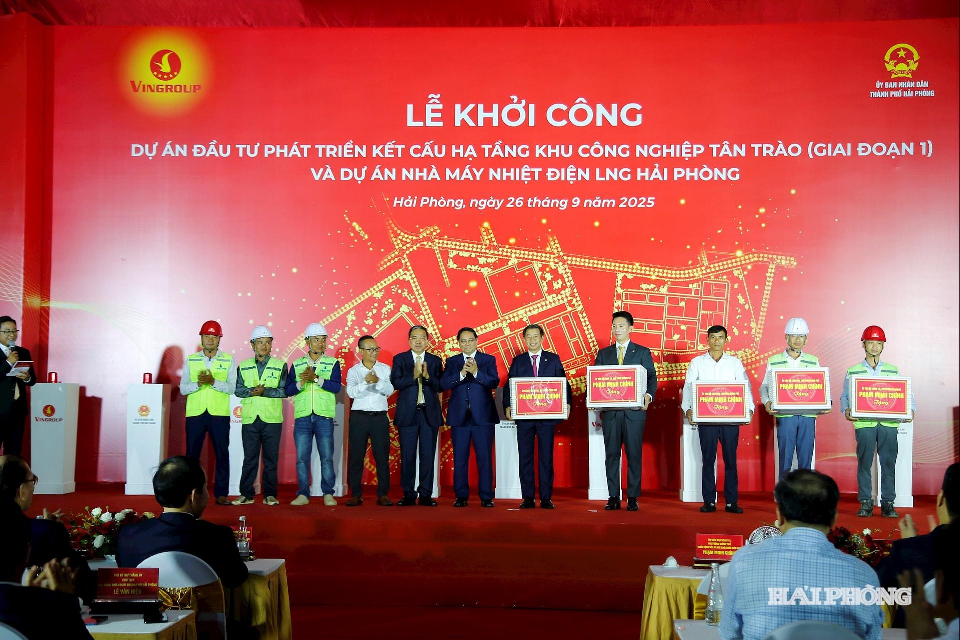 Đồng.chí Phạm Minh Chính, Uỷ viên Bộ Chính trị, Thủ tướng Chính phủ trao quà tặng chủ đâu tư và các đơm vị thực hiện dự án.