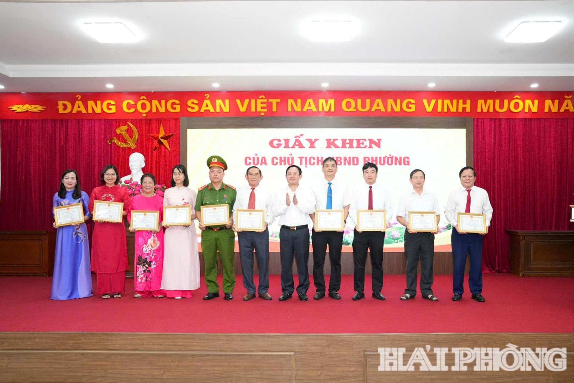 Khen thưởng các tập thể,
