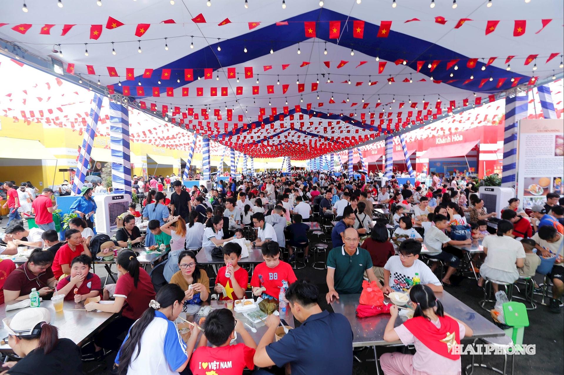 ...thu hút đông đảo nhân dân và du khách.