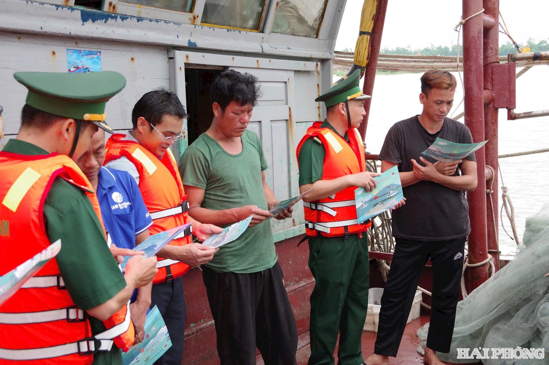 Cán bộ, chiến sĩ Bộ đội biên phòng thành phố tuyên truyền chống khai thác IUU cho ngư dân