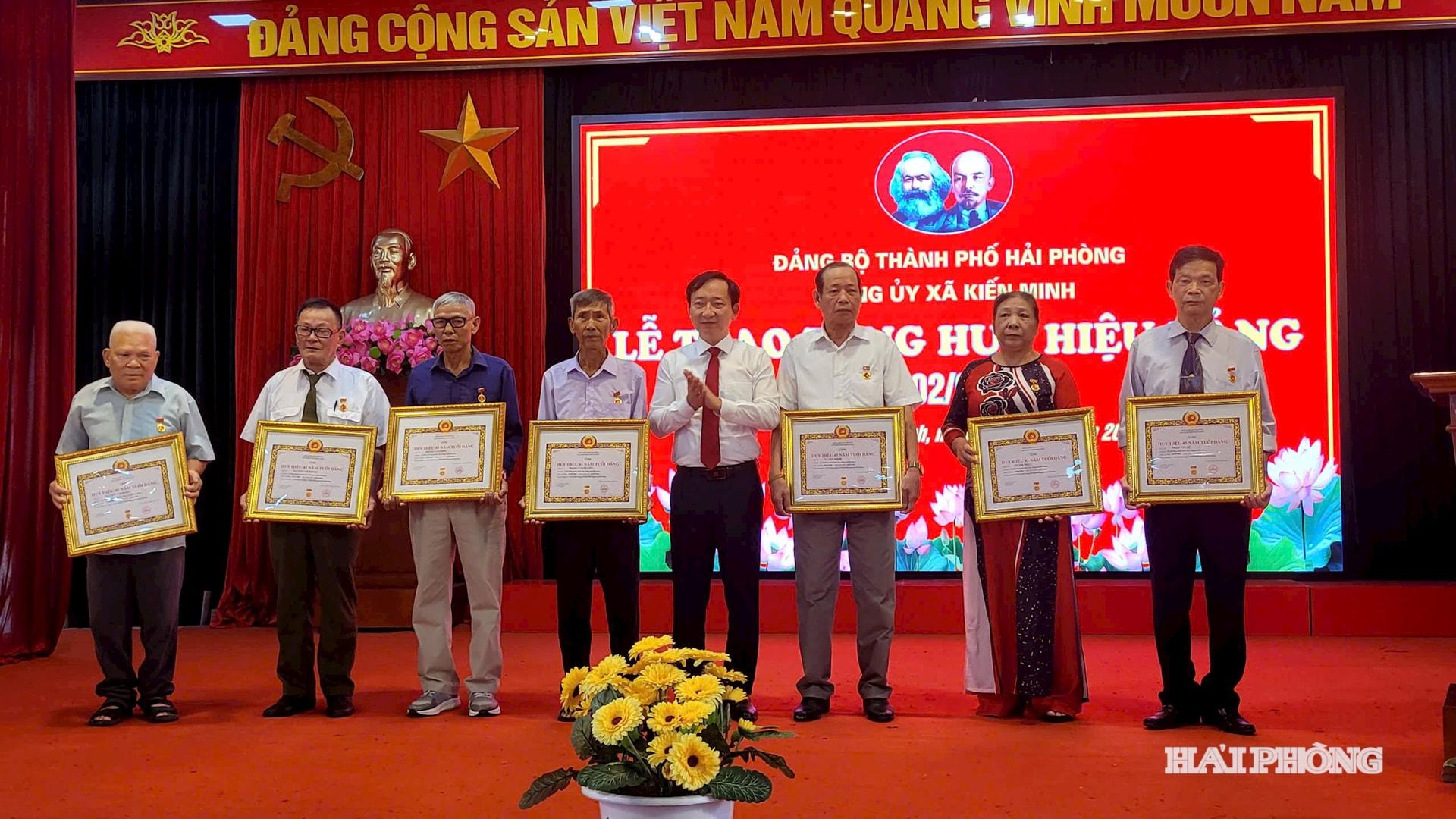 Các đồng chí nhận huy hiệu 45 năm tuổi Đảng