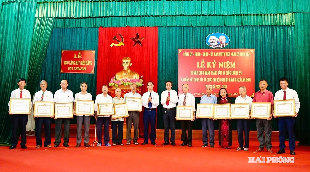 Lãnh đạo xã Vĩnh Hải trao Huy hiệu Đảng đợt mồng 2/9 tặng các đảng viên Ành: Hoàng Phước