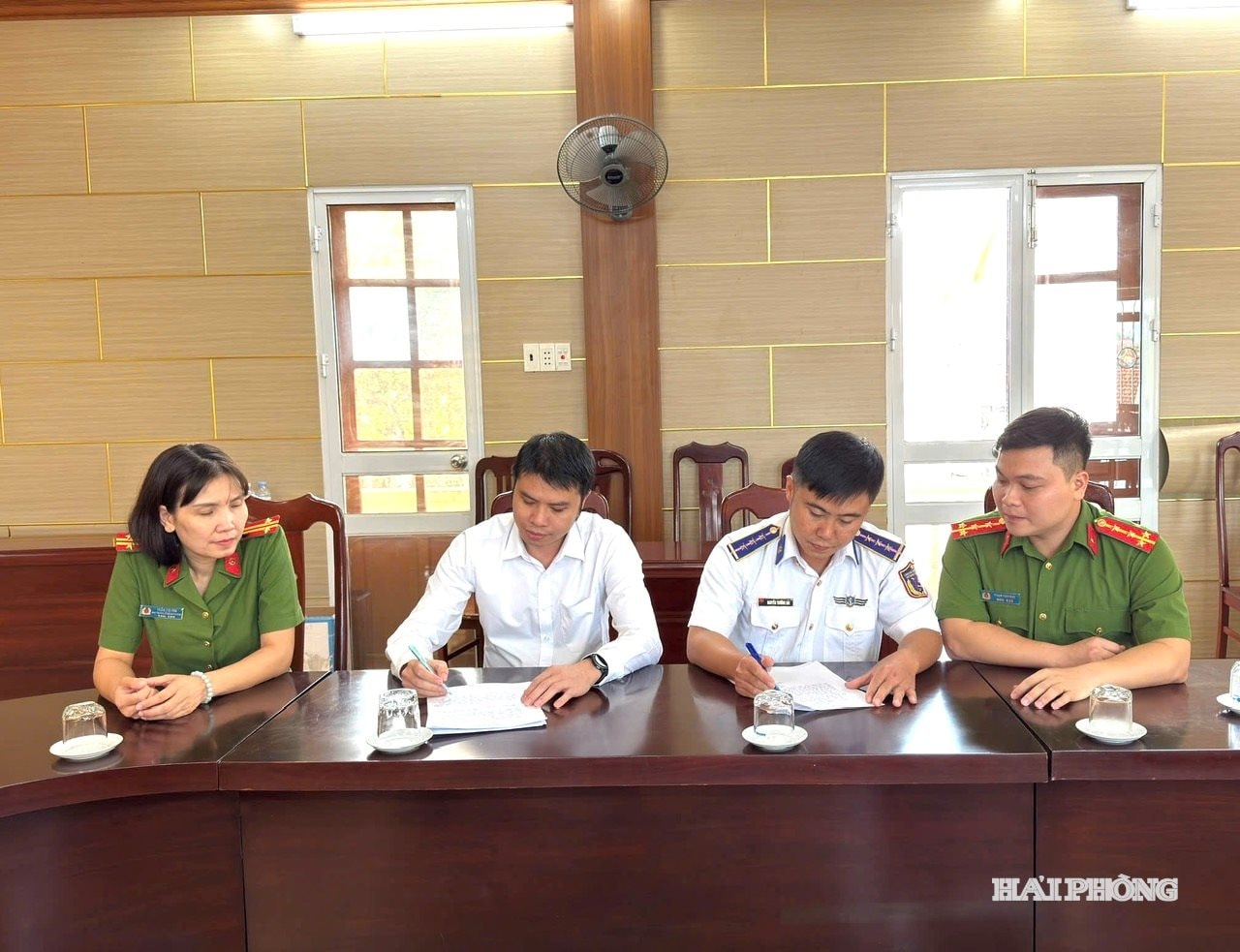 Thượng úy Nguyễn Trường Hải đến Công an phường Hòa Bình trình báo và trao trả lại số tiền