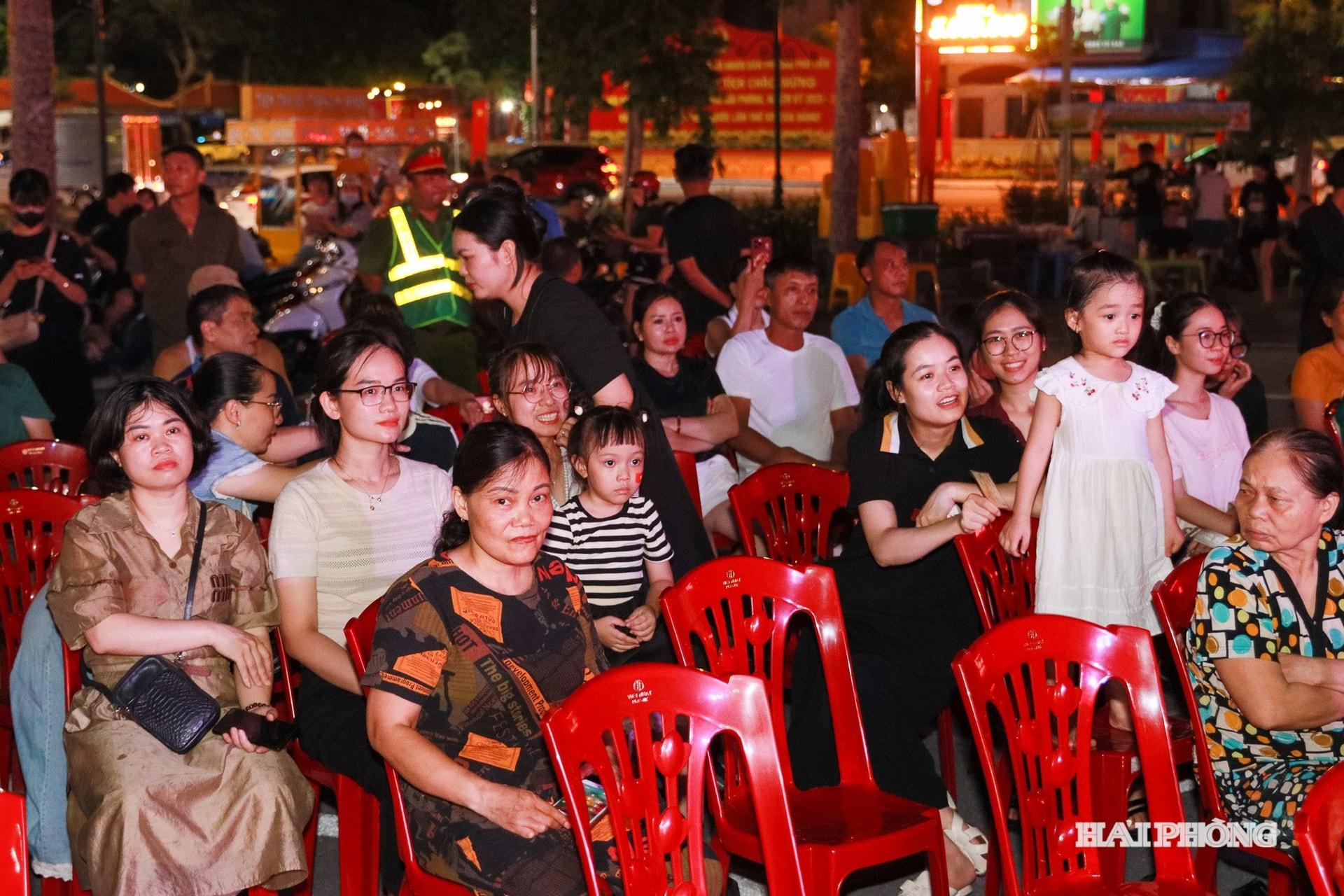 Chương trình văn nghệ thu hút đông đảo người dân đến xem