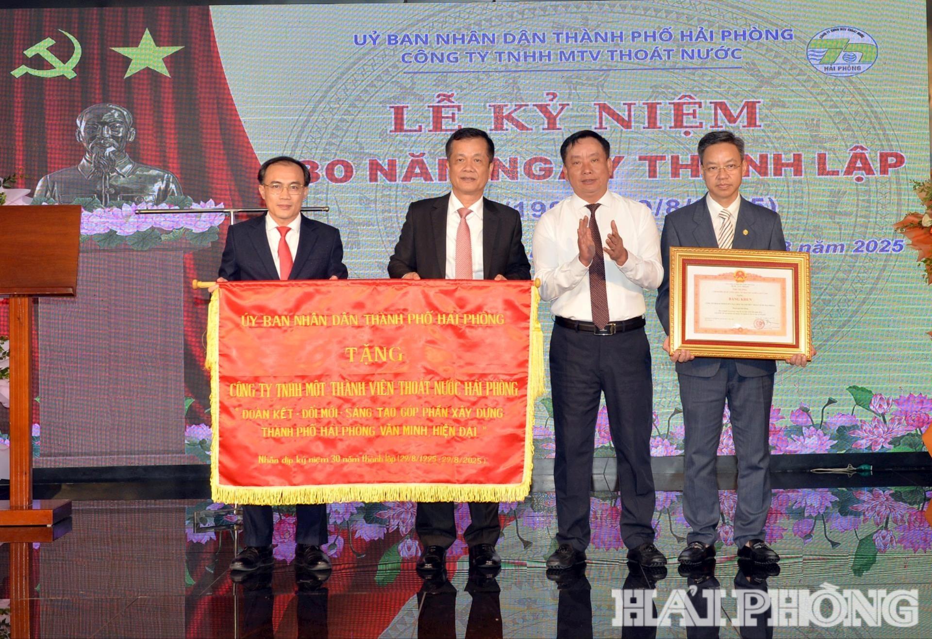 Đồng chí Trần Văn Quân, Phó chủ tịch UBND thành phố trao Bằng khen của Chính phủ và Bức trướng của UBND thành phố tặng cán bộ, công nhân viên, người lao động Công ty TNHH MTV thoát nước Hải Phòng.