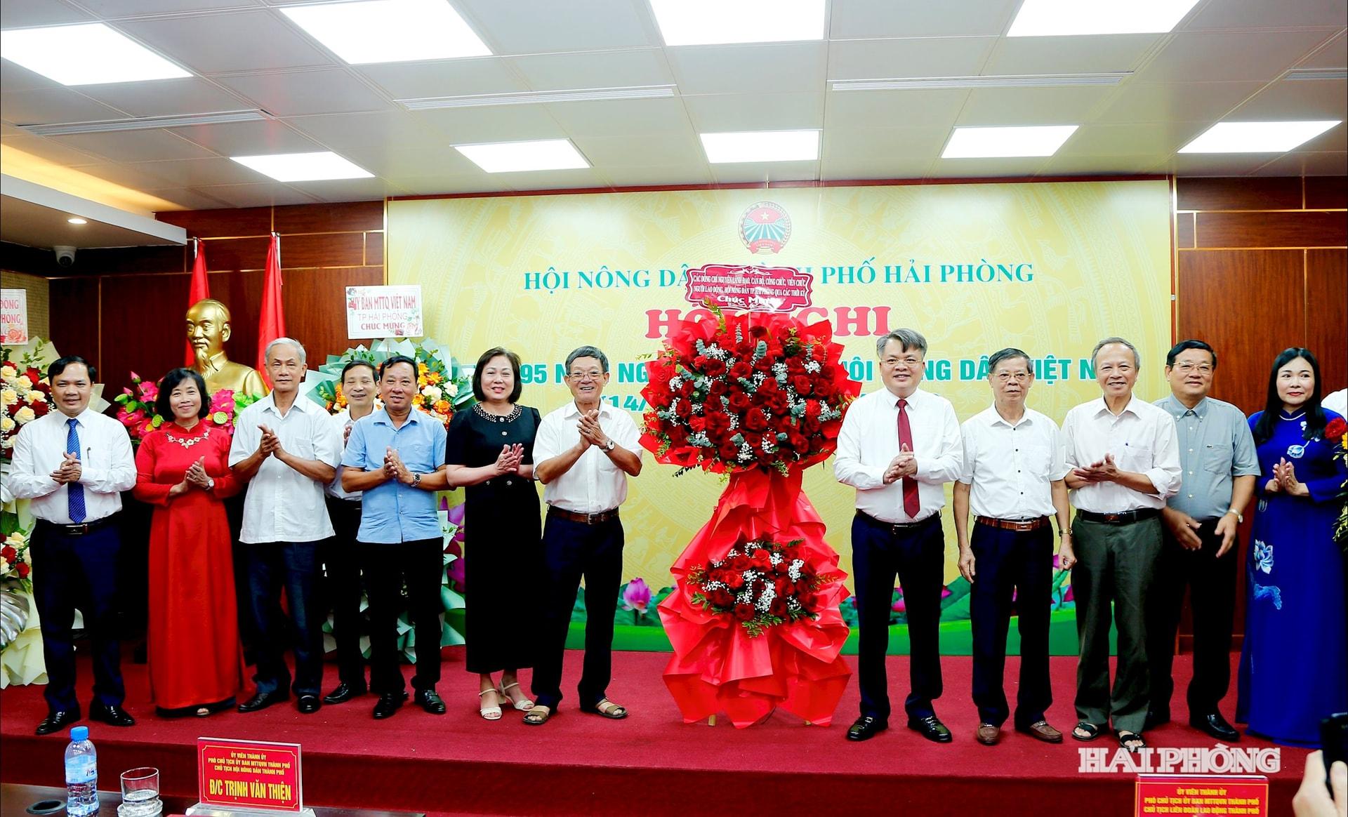 Các đồng chí lãnh đạo nguyên lãnh đạo Hội Nông dân thành phố tặng hoa chúc mừng.