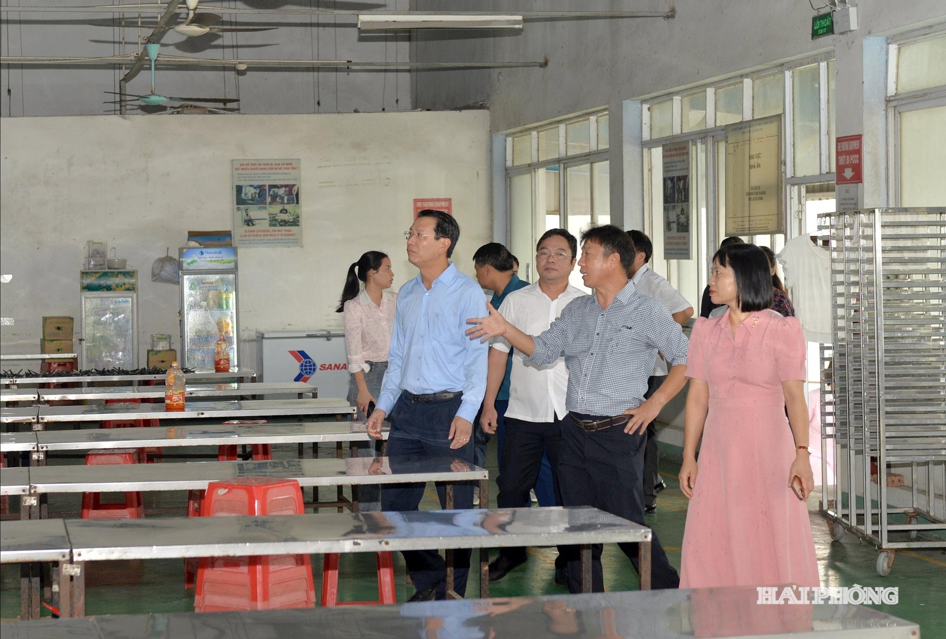 Đoàn công tác kiểm tra khu vực nhà ăn của công nhân