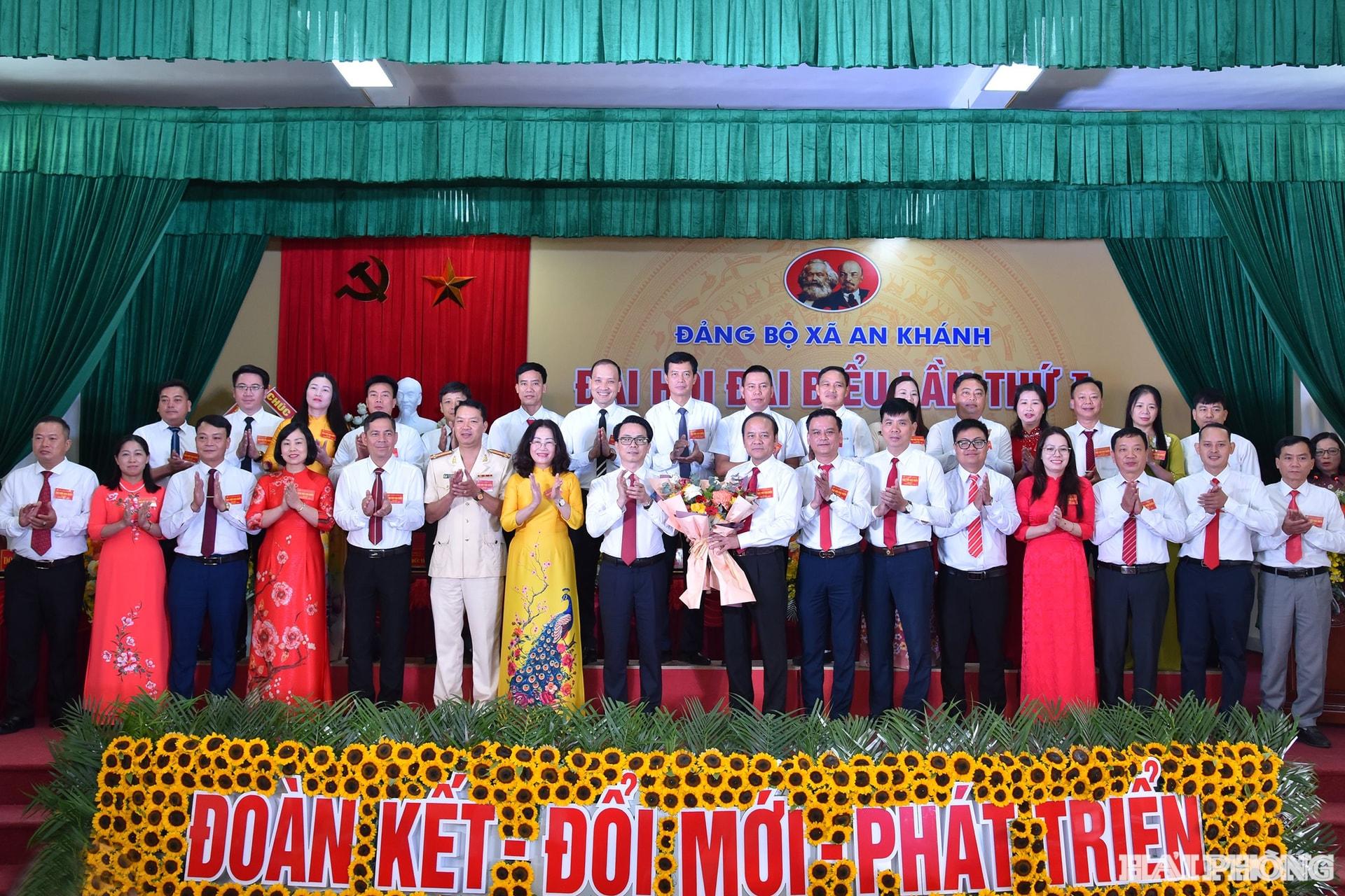 Ban Chấp hành Đảng bộ xã An Khánh ra mắt đại hội.