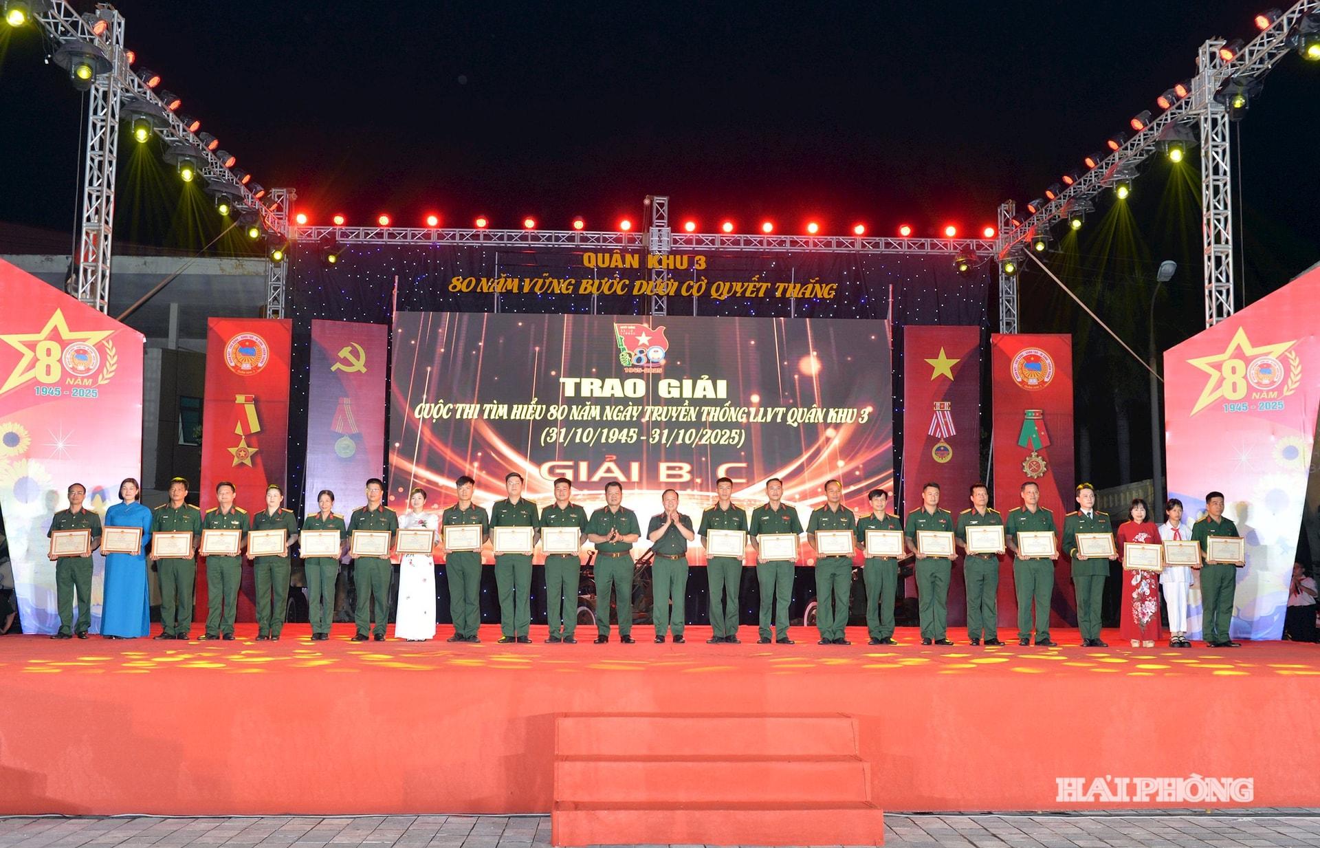 Ban tổ chức trao giải tặng các tác giả và nhóm tác giả đạt giải B và C cuộc thi tìm hiểu “Quân khu 3 - 80 năm lịch sử và những chiến công”