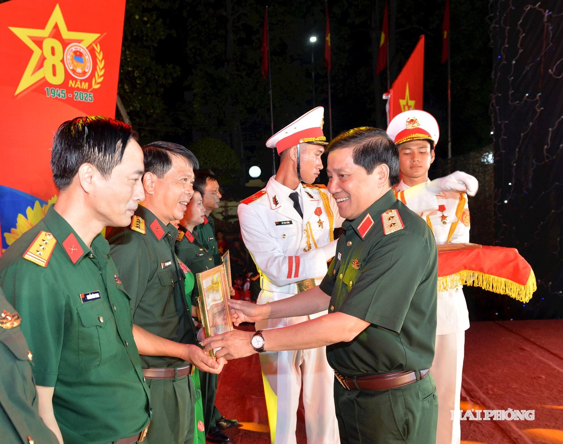 Trung tướng Nguyễn Đức Hưng, Chính ủy Quân khu 3 trao Giải A tặng 9 tác giả và nhóm tác giả tham gia cuộc thi tìm hiểu “Quân khu 3 - 80 năm lịch sử và những chiến công”