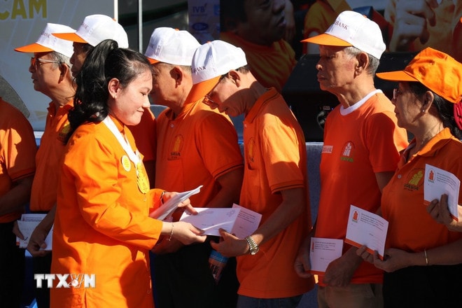 Đại diện các tổ chức, cá nhân tặng quà cho nạn nhân da cam tại chương trình đi bộ đồng hành ttxvn-di-bo-dong-hanh-vi-nan-nhan-chat-doc-da-camdioxin-tai-thanh-pho-ho-chi-minh4.jpg