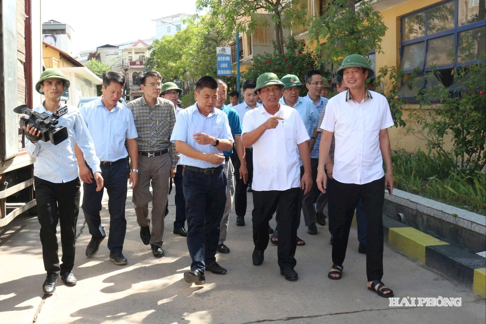 Đồng chí Lê Văn Hiệu cùng thành viên Đoàn giám sát của HĐND thành phố đi khảo sát thực địa tại Nhà máy gạch Viglacera Hải Dương