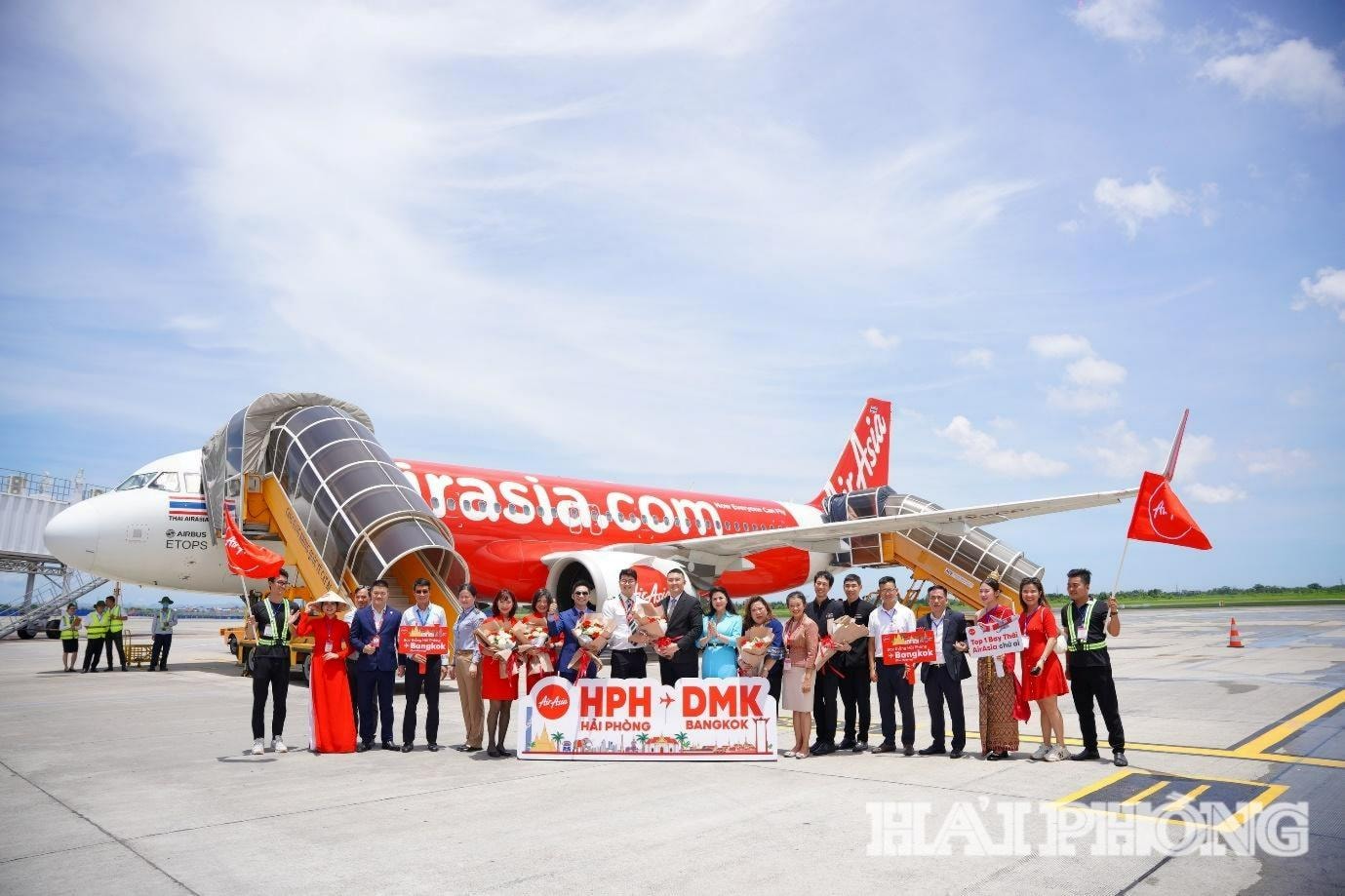 Nhà ga hành khách T2 được thiết kế gồm 2 tầng nổi, tách biệt cao trình đi và đến, có công suất khai thác 5 triệu hành khách/năm và dự phòng phương án mở rộng lên 10 triệu hành khách/năm