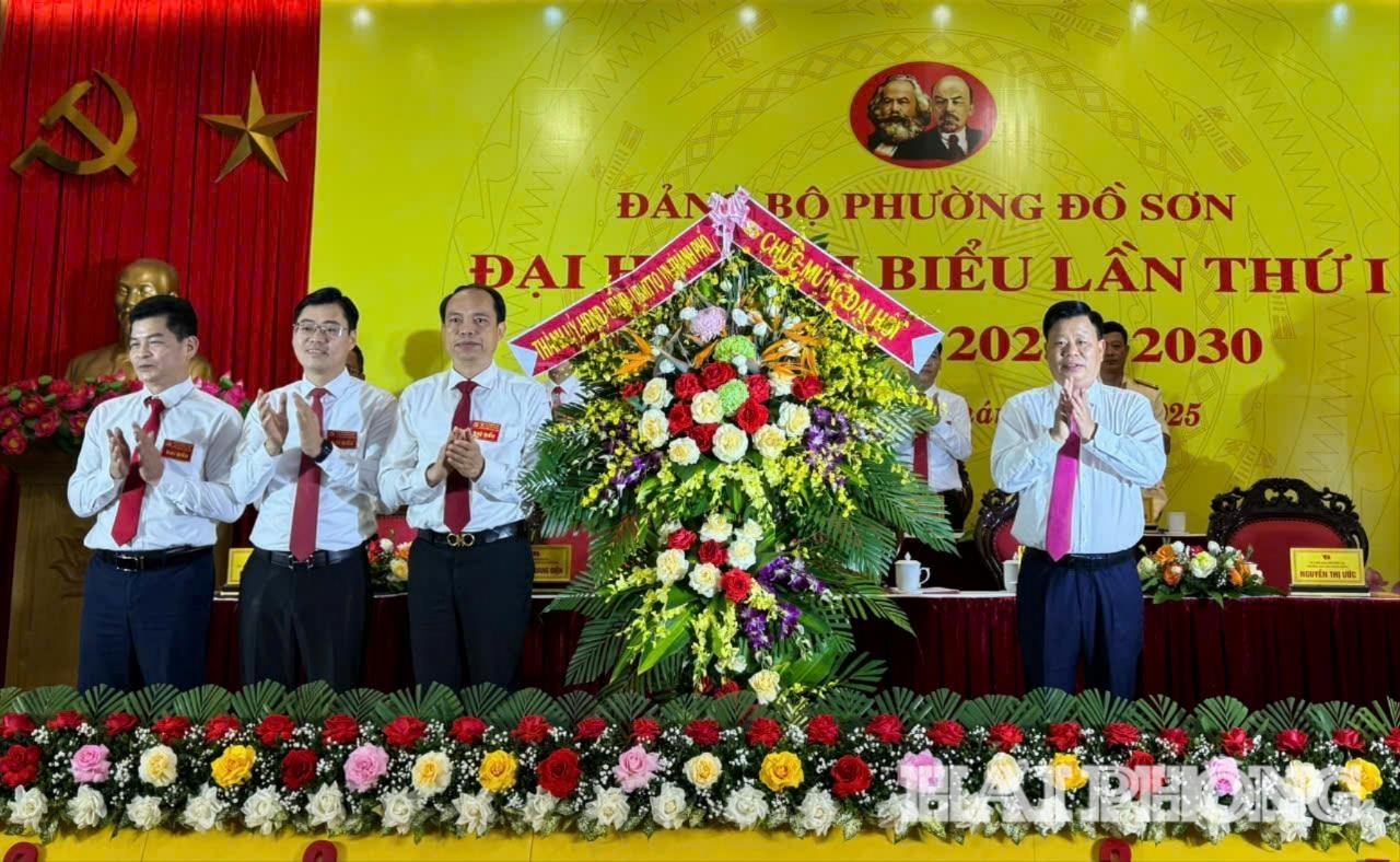 Đồng chí Lê Trung Kiên, Ủy viên Ban Thường vụ Thành ủy, Trưởng Ban Quản lý Khu kinh tế Hải Phòng tặng hoa chúc mừng Đại hội