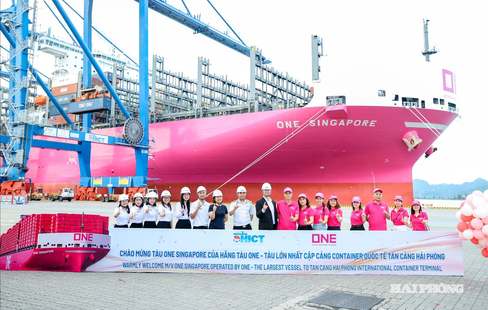 Hãng tàu và lãnh đạo cảng TC-HITC chụp ảnh lưu niệm