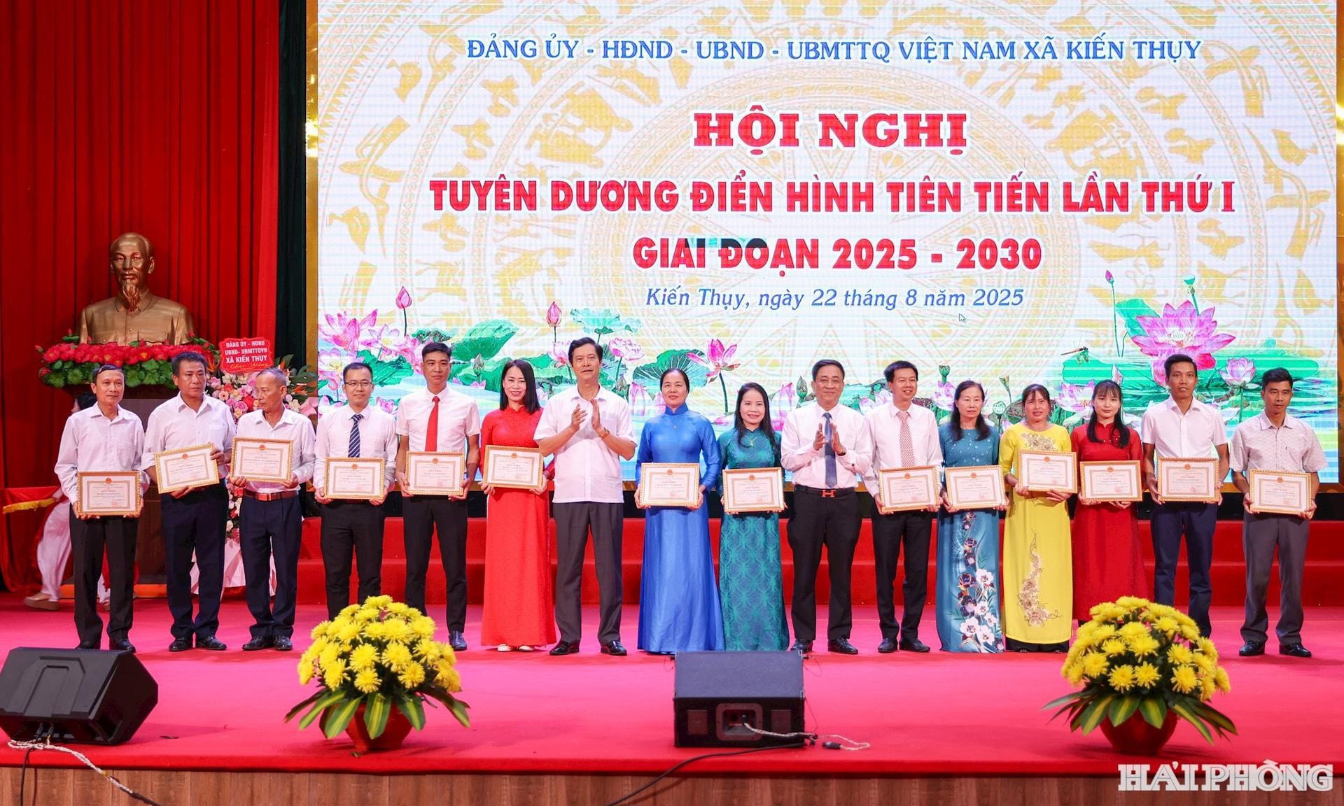 Khen thưởng các tập thể có thành tích xuất sắc