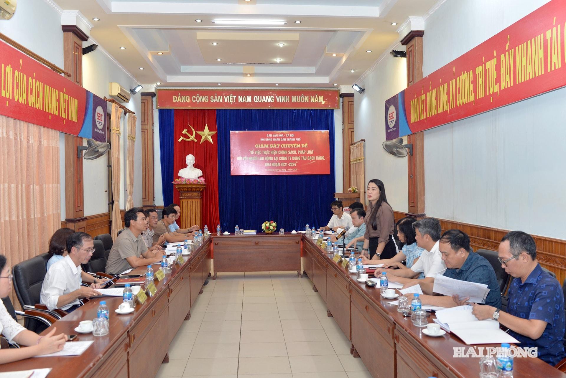 Đại diện đoàn giám sát của Hội đồng nhân dân thành phố phát biểu tại cuộc làm việc.