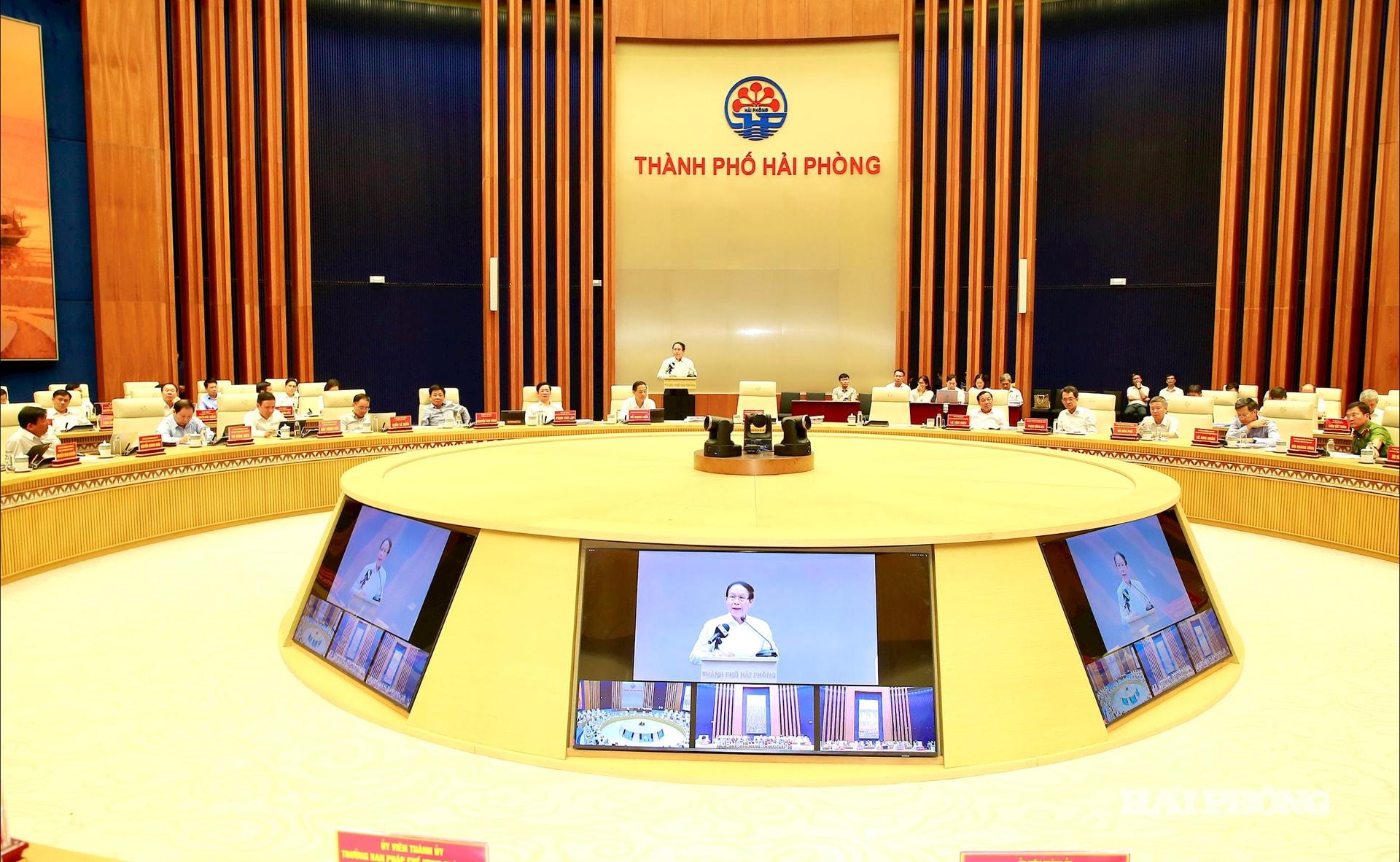 Đồng chí Lê Tiến Châu, Uỷ viên Trung ương Đảng, Bí thư Thành uỷ, Trưởng đoàn đại biểu Quốc hội Hải Phòng phát biểu kết luận hội nghị