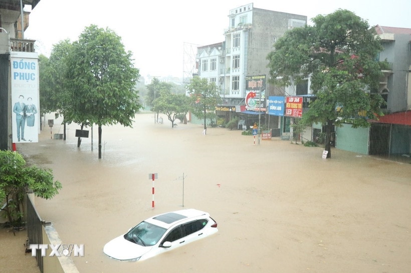 Nước lũ dâng cao làm vỡ đê bối sông Cầu tại tổ 33, phường Phan Đình Phùng, tỉnh Thái Nguyên. (Ảnh: Thảo Nguyên/TTXVN)