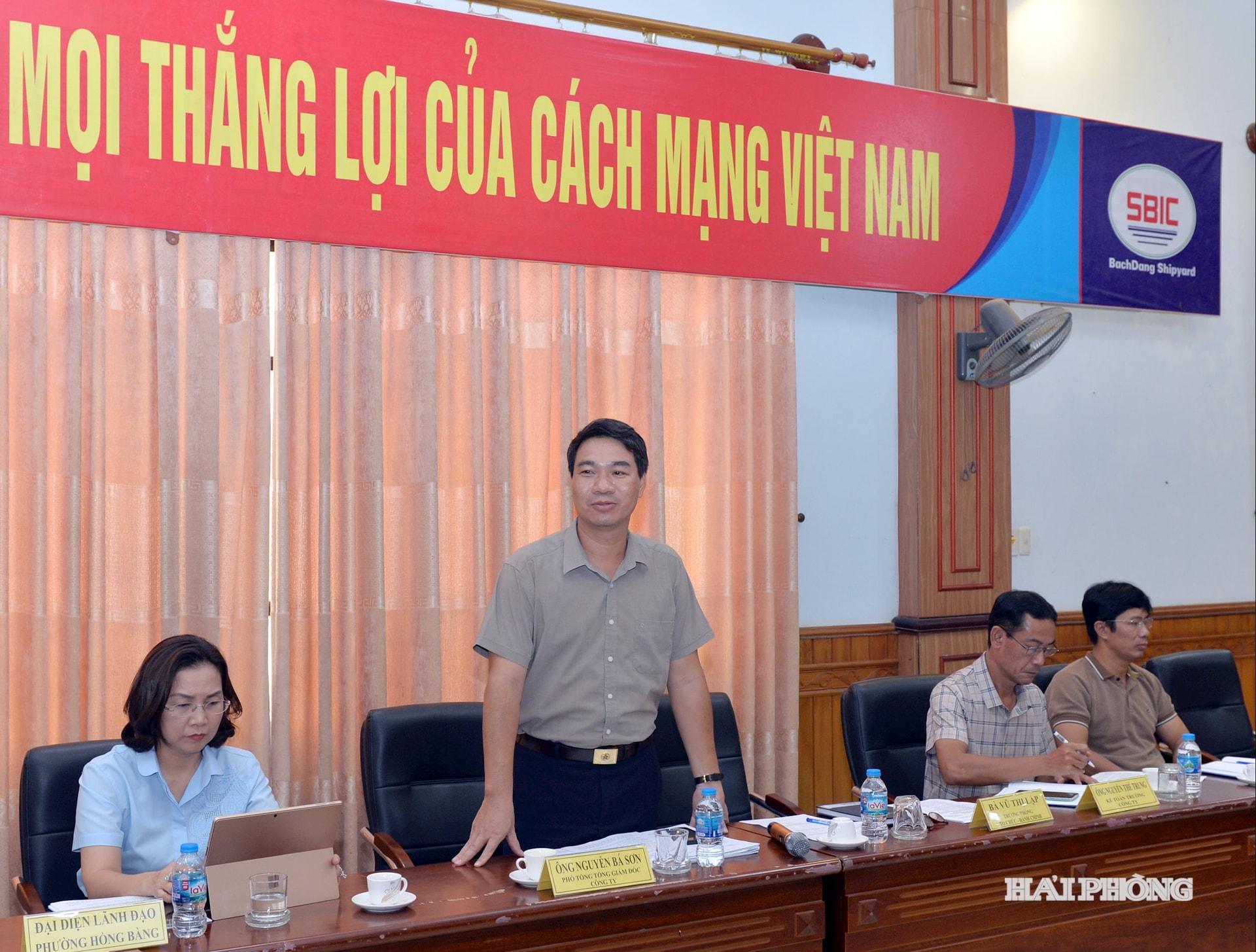 Lãnh đạo Công ty đóng tàu Bạch Đằng báo cáo việc thực hiện chính sách, pháp luật đối với người lao động tại cuộc làm việc