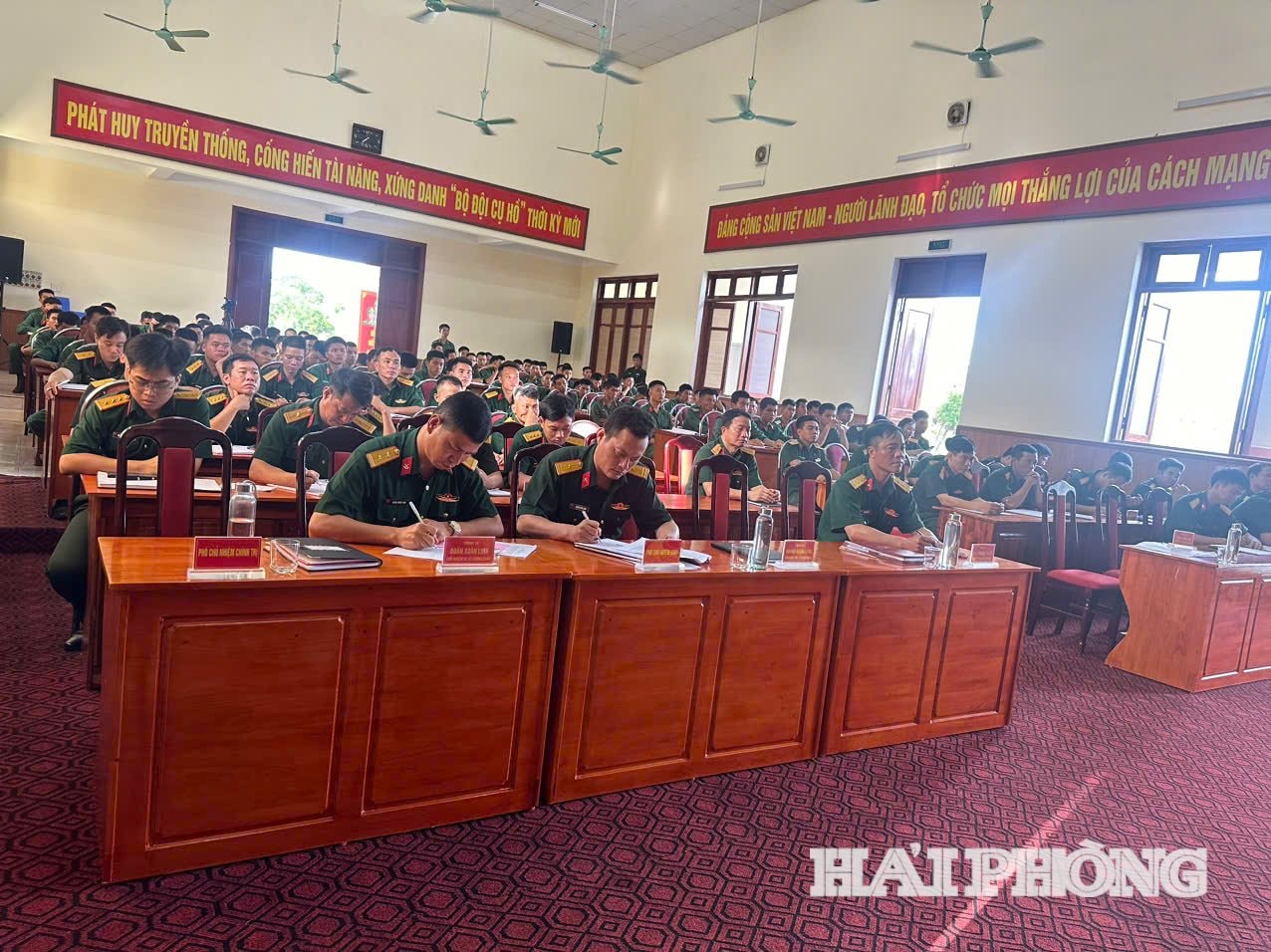 Đông đảo cán bộ, chiến sĩ Trung đoàn 50 (Bộ Chỉ huy Quân sự thành phố) tham gia lớp tập huấn kỹ năng số