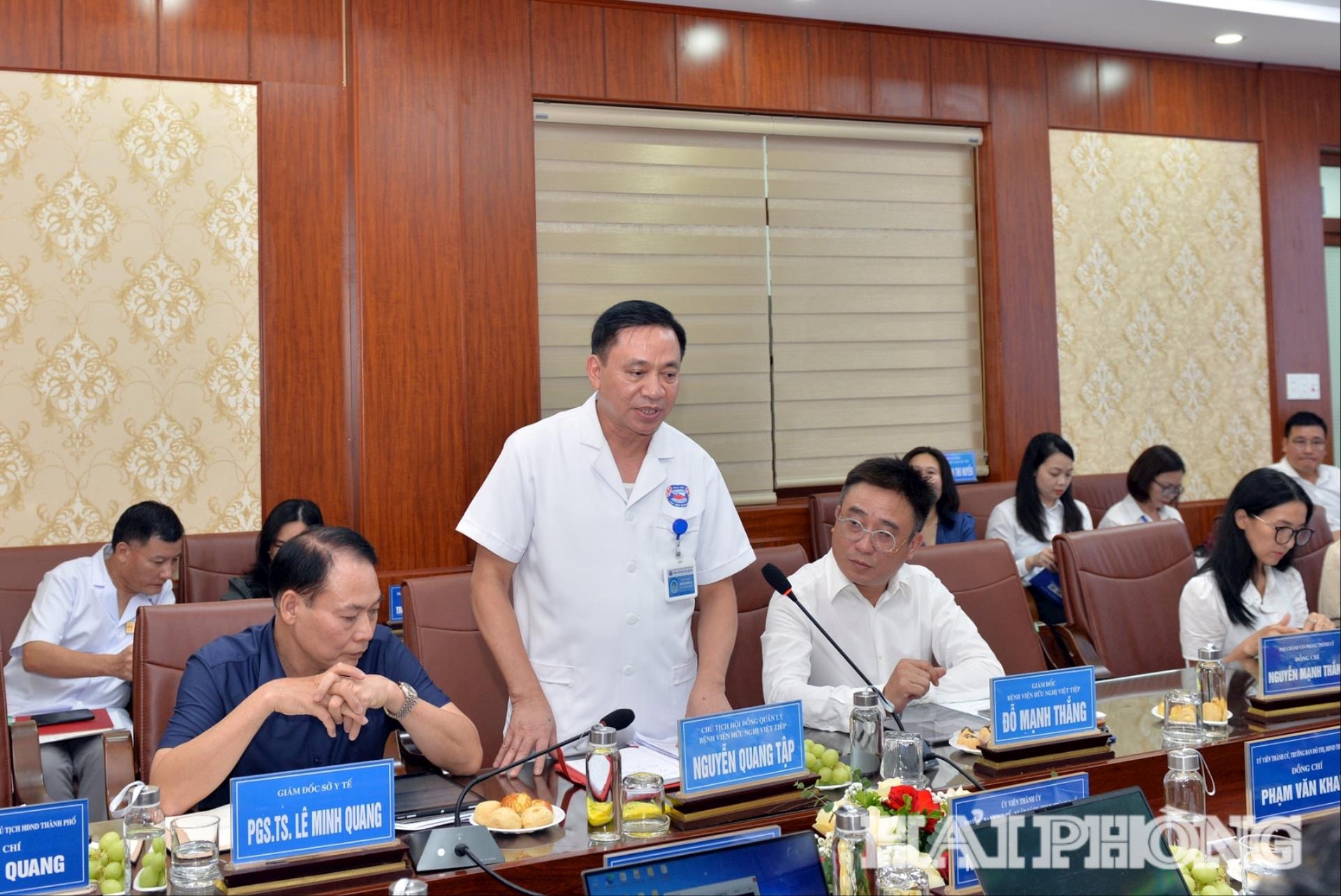 Đồng chí Nguyễn Quang Tập, Chủ tịch hội đồng quản lý bệnh viện hữu nghị Việt Tiệp báo cáo tình hình hoạt động của bệnh viện.