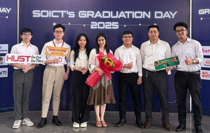 Nam (thứ hai từ trái sang) trong ngày bảo vệ đồ án tốt nghiệp hồi tháng 7. Ảnh: Nhân vật cung cấp