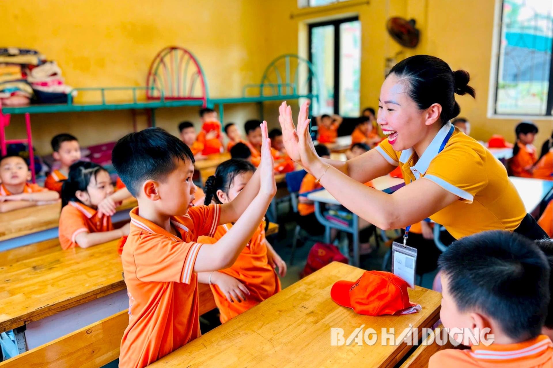 Ảnh báo in: Giáo viên Trường Tiểu học Tứ Kỳ tạo không khí vui tươi, thân thiện trong lớp học trải nghiệm