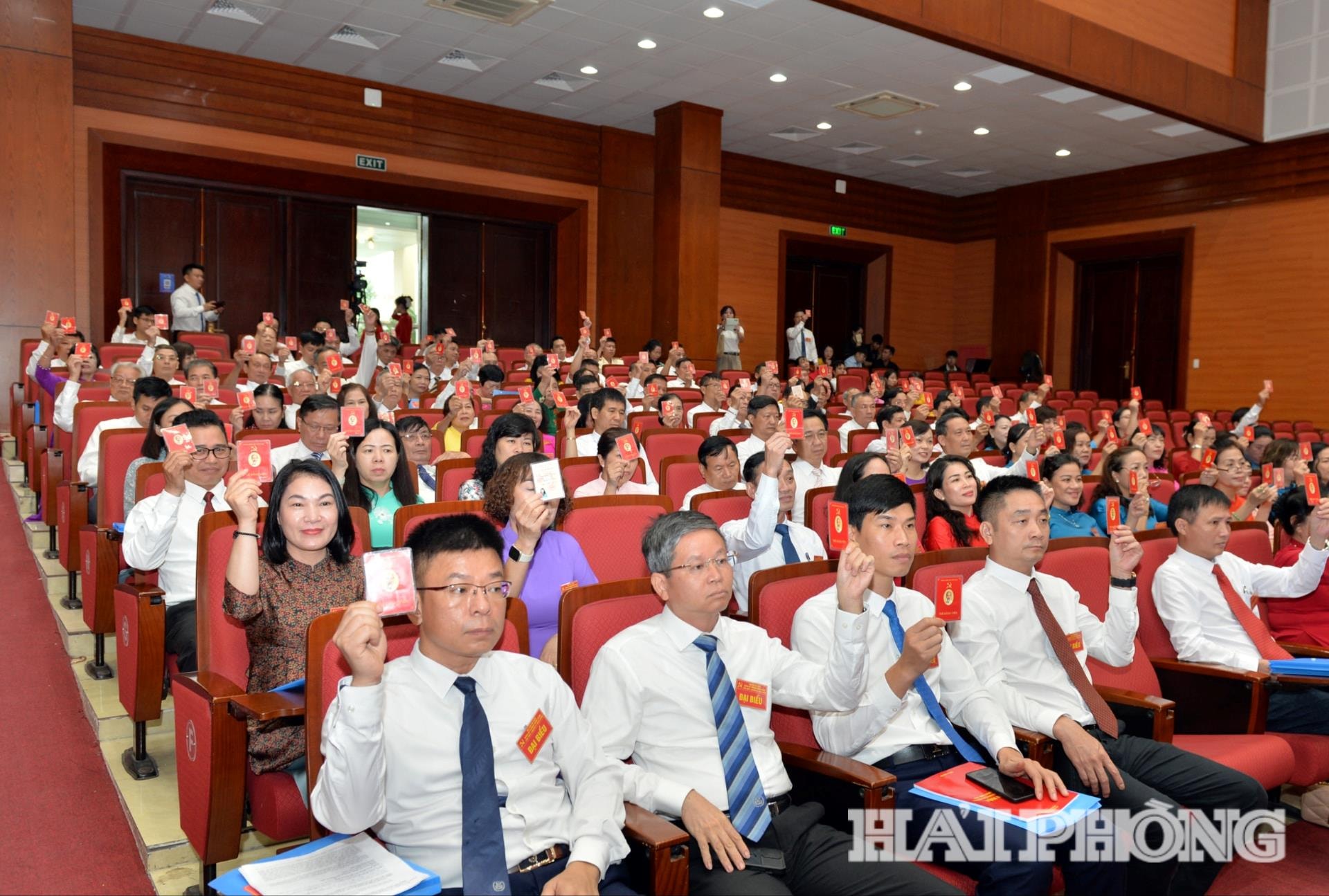 Các đại biểu biểu quyết thông qua Nghị quyết Đại hội