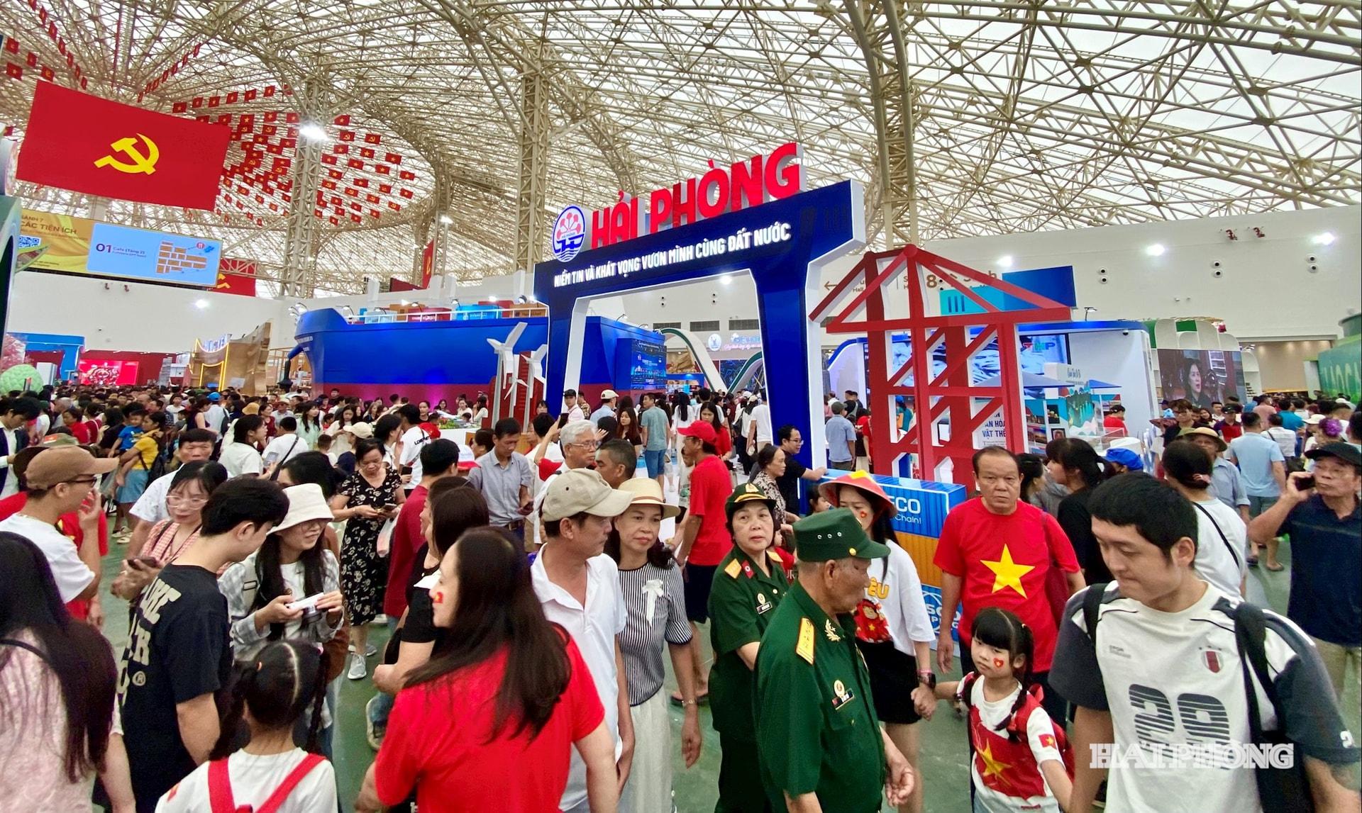 Nhân dân đến tham quan triển lãm tại Khu trưng bày của thành phố Hải Phòng.